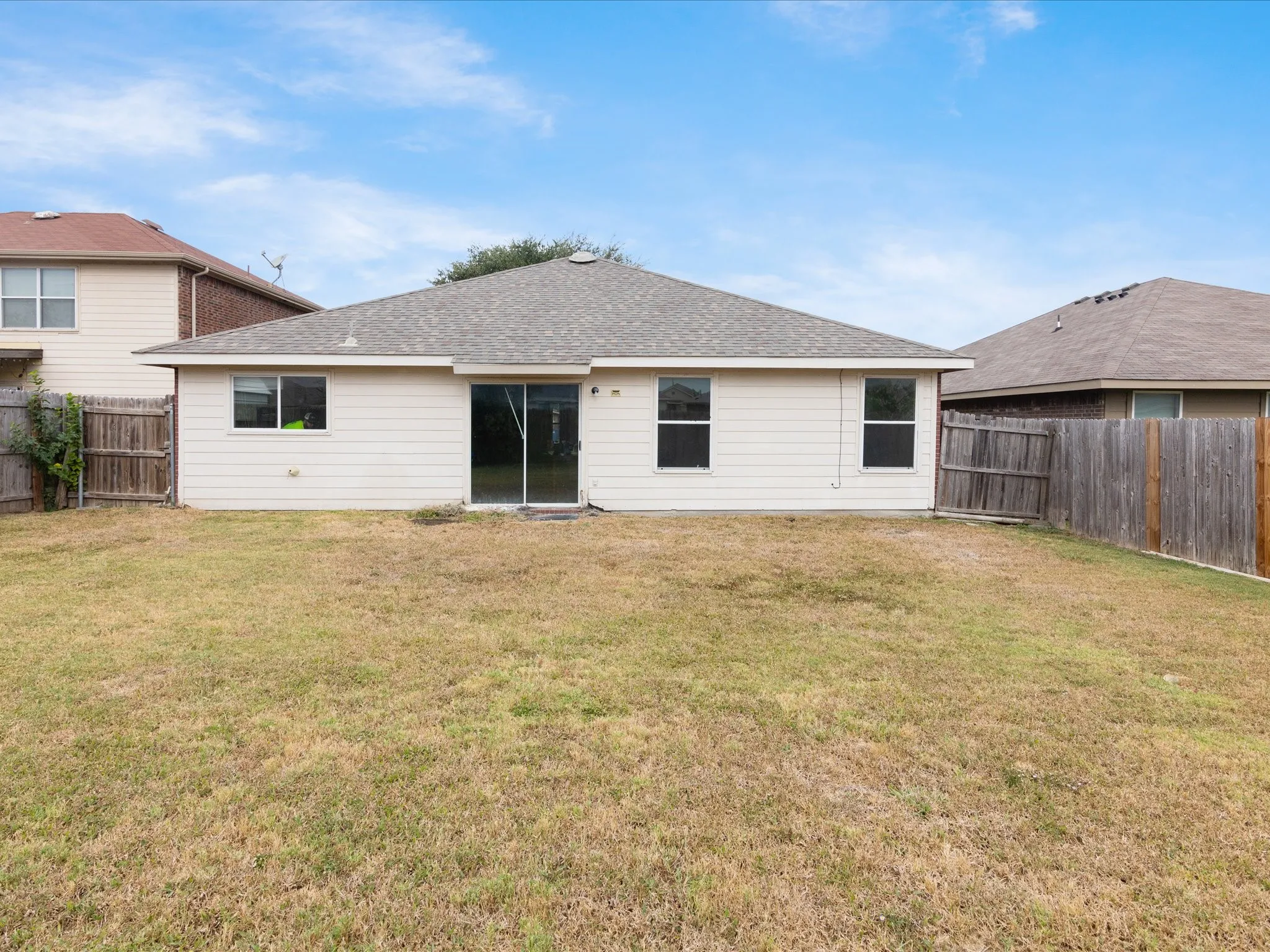 Single Family Residence For Sale in Ellis County , 1201 Vicksburg Drive, Ennis, Texas 75119, 3 Bedroom, 2 Bathroom, 2 Garage spaces, 1,550 Sqft, built in 2004, mls#21252466, Real Estate Agent in Ennis, Homes For Sale in Ellis county, Homes For Sale in Ennis, Realtor in Ennis Texas, Real Estate Brokerage Independent Realty Texas, Luminita Cordes Realtor