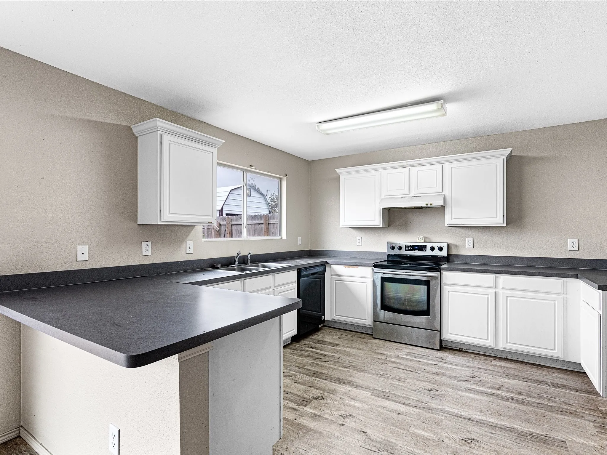 Single Family Residence For Sale in Ellis County , 1201 Vicksburg Drive, Ennis, Texas 75119, 3 Bedroom, 2 Bathroom, 2 Garage spaces, 1,550 Sqft, built in 2004, mls#21252466, Real Estate Agent in Ennis, Homes For Sale in Ellis county, Homes For Sale in Ennis, Realtor in Ennis Texas, Real Estate Brokerage Independent Realty Texas, Luminita Cordes Realtor