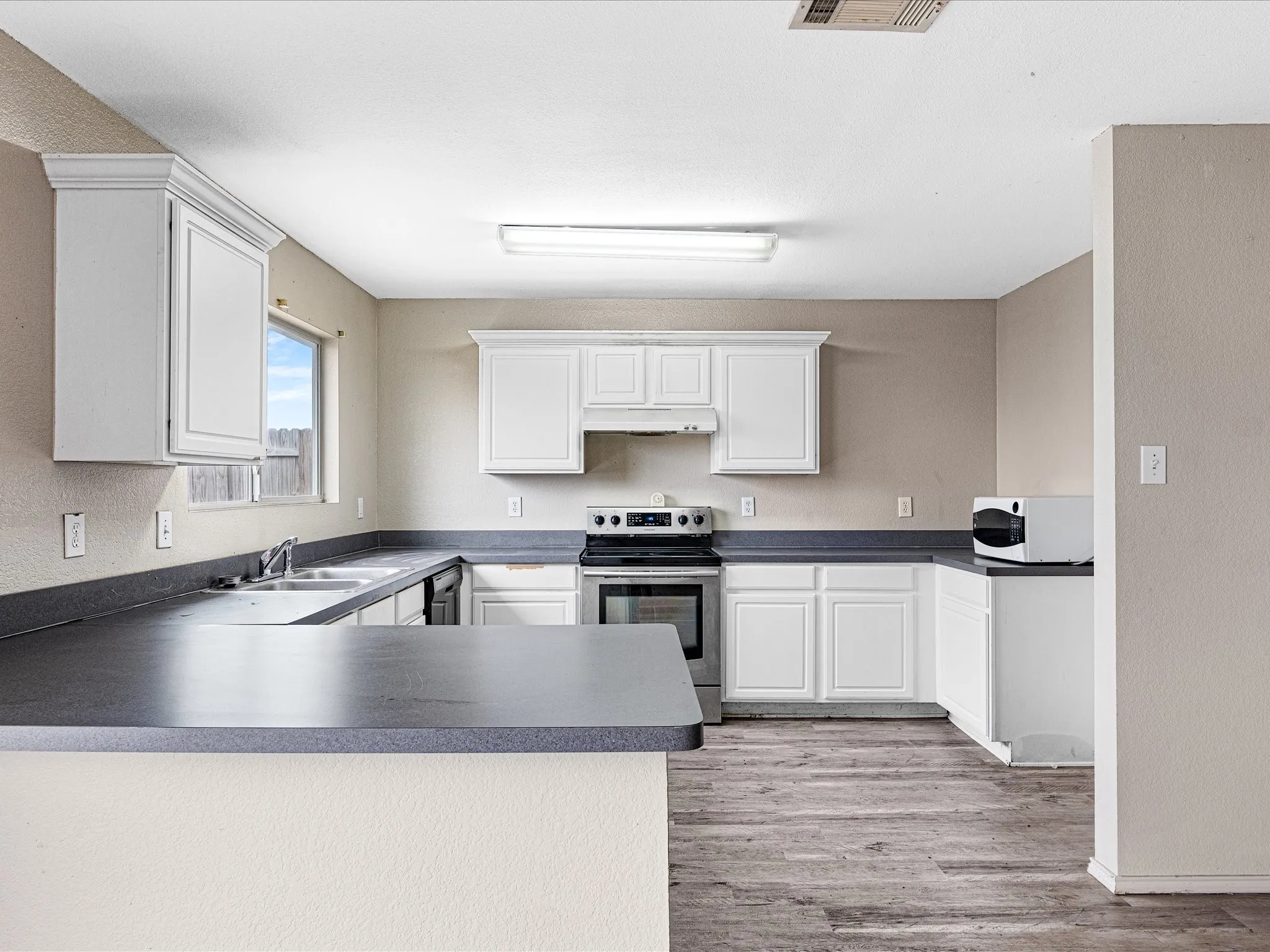 Single Family Residence For Sale in Ellis County , 1201 Vicksburg Drive, Ennis, Texas 75119, 3 Bedroom, 2 Bathroom, 2 Garage spaces, 1,550 Sqft, built in 2004, mls#21252466, Real Estate Agent in Ennis, Homes For Sale in Ellis county, Homes For Sale in Ennis, Realtor in Ennis Texas, Real Estate Brokerage Independent Realty Texas, Luminita Cordes Realtor