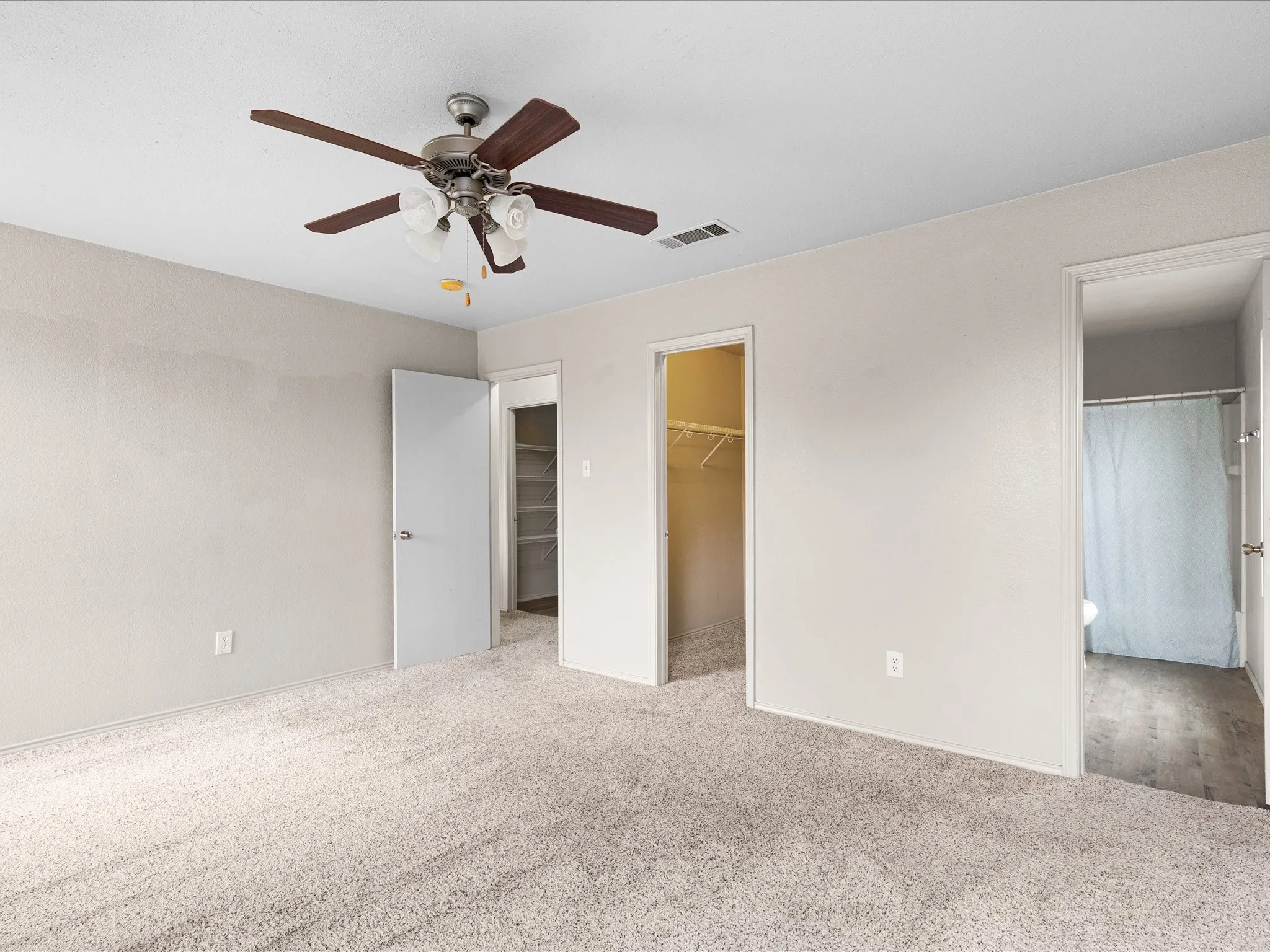 Single Family Residence For Sale in Ellis County , 1201 Vicksburg Drive, Ennis, Texas 75119, 3 Bedroom, 2 Bathroom, 2 Garage spaces, 1,550 Sqft, built in 2004, mls#21252466, Real Estate Agent in Ennis, Homes For Sale in Ellis county, Homes For Sale in Ennis, Realtor in Ennis Texas, Real Estate Brokerage Independent Realty Texas, Luminita Cordes Realtor