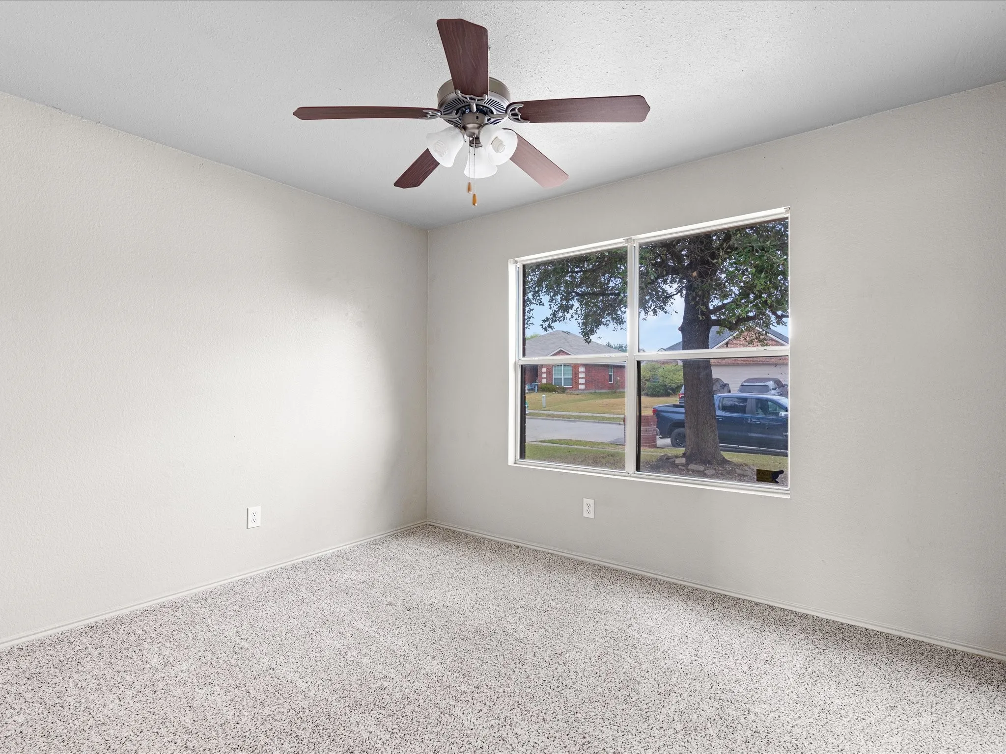 Single Family Residence For Sale in Ellis County , 1201 Vicksburg Drive, Ennis, Texas 75119, 3 Bedroom, 2 Bathroom, 2 Garage spaces, 1,550 Sqft, built in 2004, mls#21252466, Real Estate Agent in Ennis, Homes For Sale in Ellis county, Homes For Sale in Ennis, Realtor in Ennis Texas, Real Estate Brokerage Independent Realty Texas, Luminita Cordes Realtor