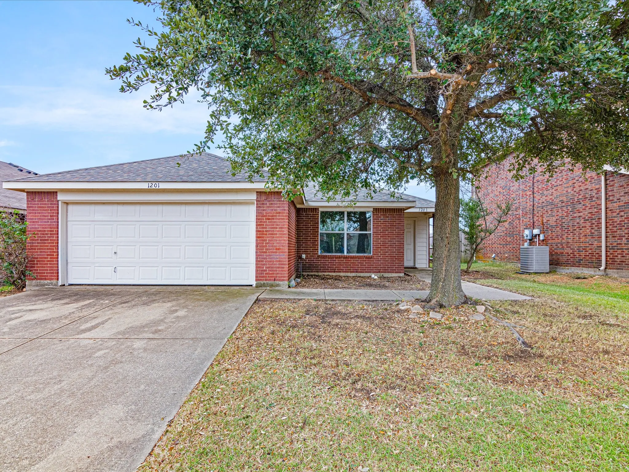 Single Family Residence For Sale in Ellis County , 1201 Vicksburg Drive, Ennis, Texas 75119, 3 Bedroom, 2 Bathroom, 2 Garage spaces, 1,550 Sqft, built in 2004, mls#21252466, Real Estate Agent in Ennis, Homes For Sale in Ellis county, Homes For Sale in Ennis, Realtor in Ennis Texas, Real Estate Brokerage Independent Realty Texas, Luminita Cordes Realtor