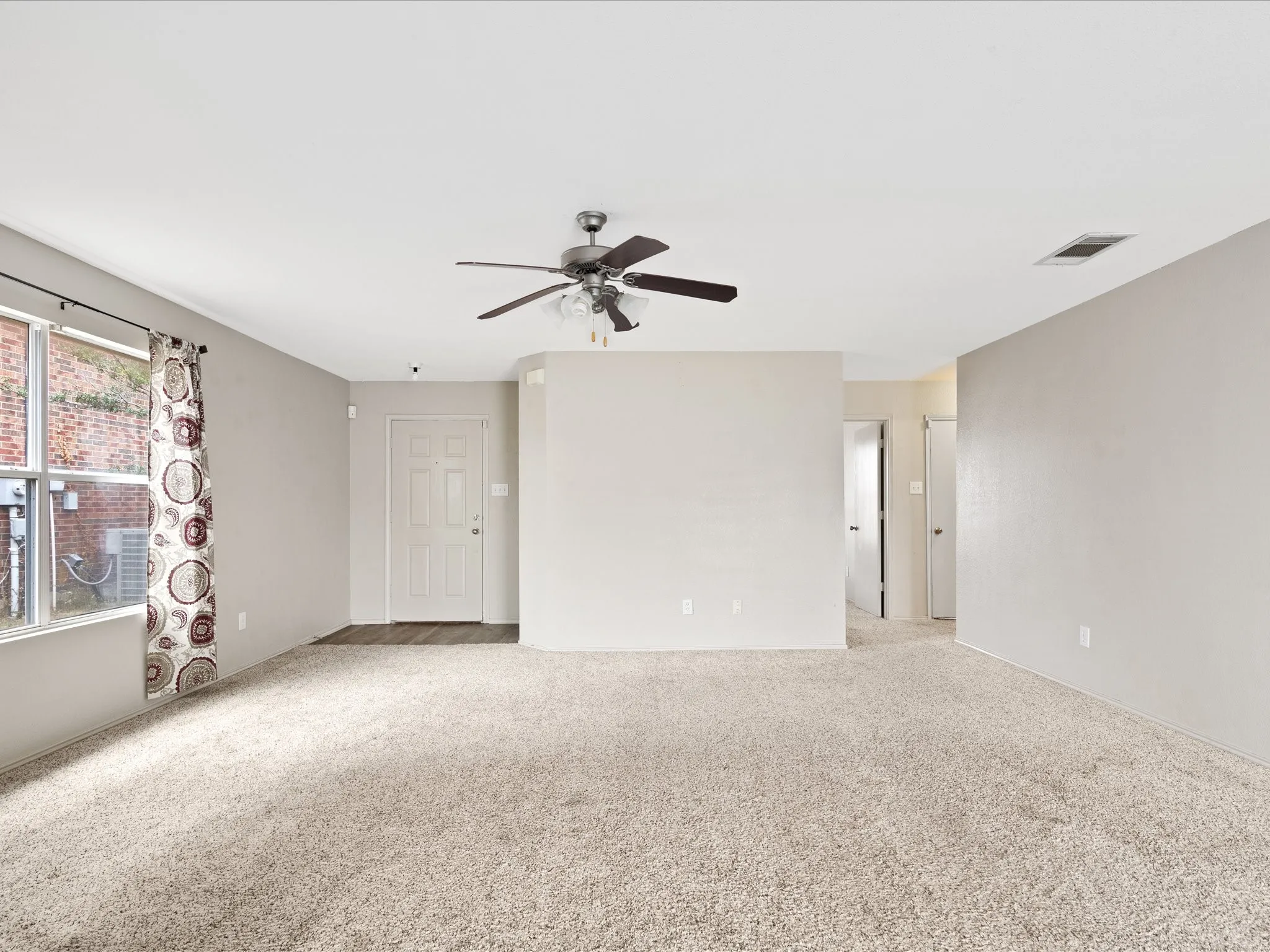 Single Family Residence For Sale in Ellis County , 1201 Vicksburg Drive, Ennis, Texas 75119, 3 Bedroom, 2 Bathroom, 2 Garage spaces, 1,550 Sqft, built in 2004, mls#21252466, Real Estate Agent in Ennis, Homes For Sale in Ellis county, Homes For Sale in Ennis, Realtor in Ennis Texas, Real Estate Brokerage Independent Realty Texas, Luminita Cordes Realtor
