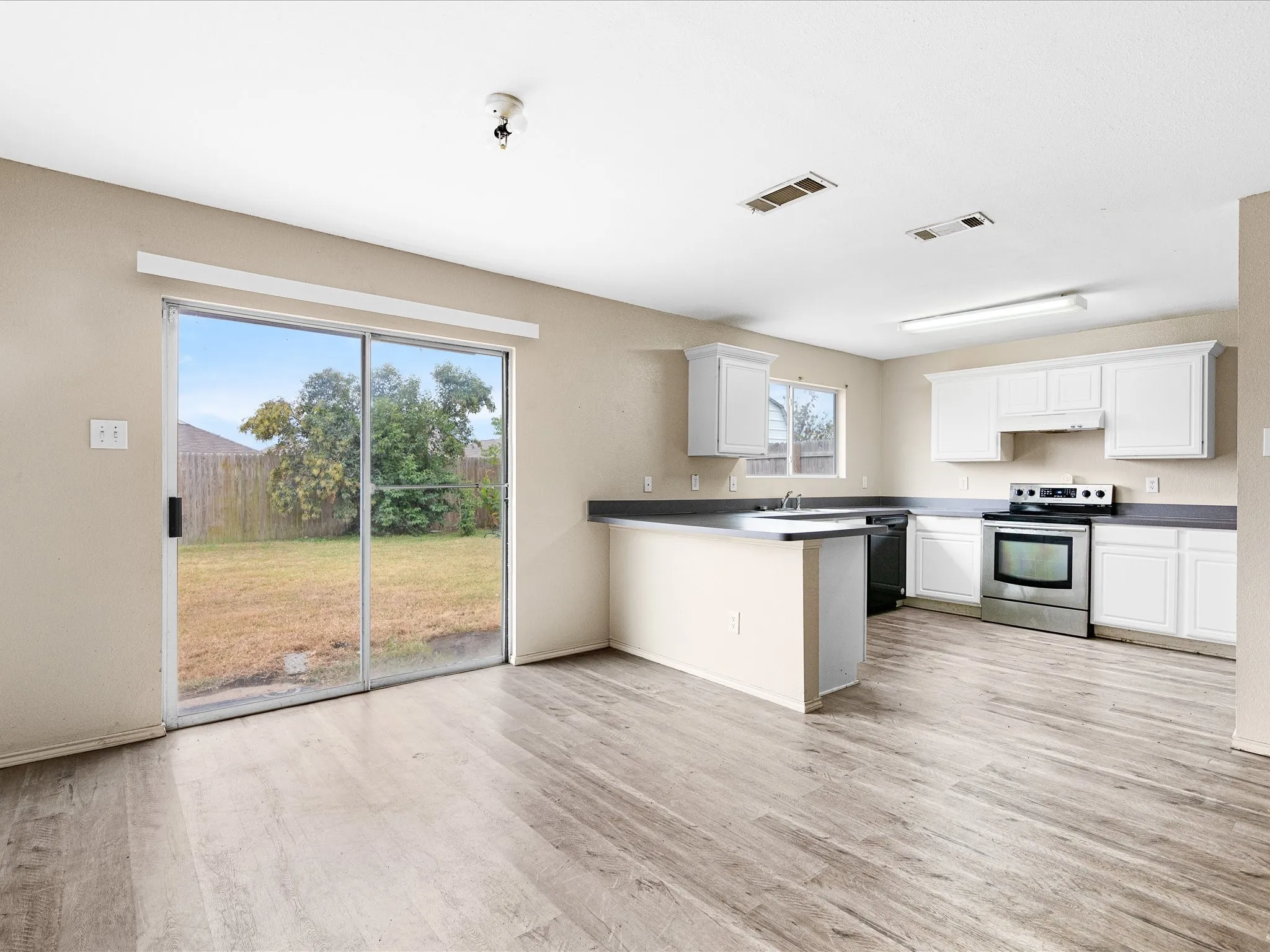 Single Family Residence For Sale in Ellis County , 1201 Vicksburg Drive, Ennis, Texas 75119, 3 Bedroom, 2 Bathroom, 2 Garage spaces, 1,550 Sqft, built in 2004, mls#21252466, Real Estate Agent in Ennis, Homes For Sale in Ellis county, Homes For Sale in Ennis, Realtor in Ennis Texas, Real Estate Brokerage Independent Realty Texas, Luminita Cordes Realtor