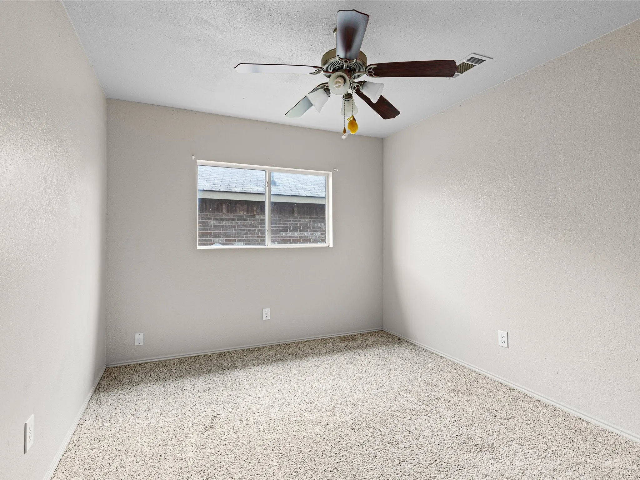 Single Family Residence For Sale in Ellis County , 1201 Vicksburg Drive, Ennis, Texas 75119, 3 Bedroom, 2 Bathroom, 2 Garage spaces, 1,550 Sqft, built in 2004, mls#21252466, Real Estate Agent in Ennis, Homes For Sale in Ellis county, Homes For Sale in Ennis, Realtor in Ennis Texas, Real Estate Brokerage Independent Realty Texas, Luminita Cordes Realtor