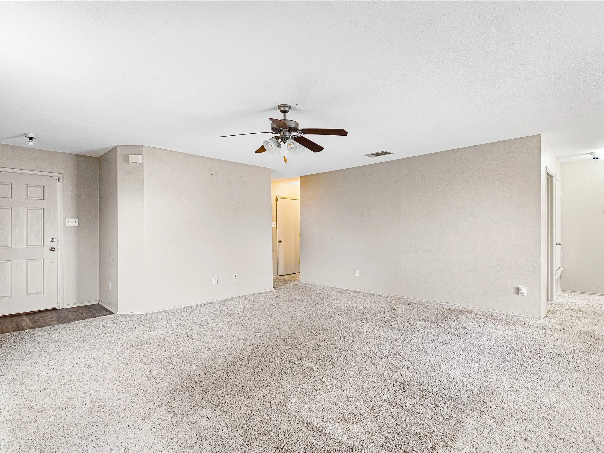 Single Family Residence For Sale in Ellis County , 1201 Vicksburg Drive, Ennis, Texas 75119, 3 Bedroom, 2 Bathroom, 2 Garage spaces, 1,550 Sqft, built in 2004, mls#21252466, Real Estate Agent in Ennis, Homes For Sale in Ellis county, Homes For Sale in Ennis, Realtor in Ennis Texas, Real Estate Brokerage Independent Realty Texas, Luminita Cordes Realtor