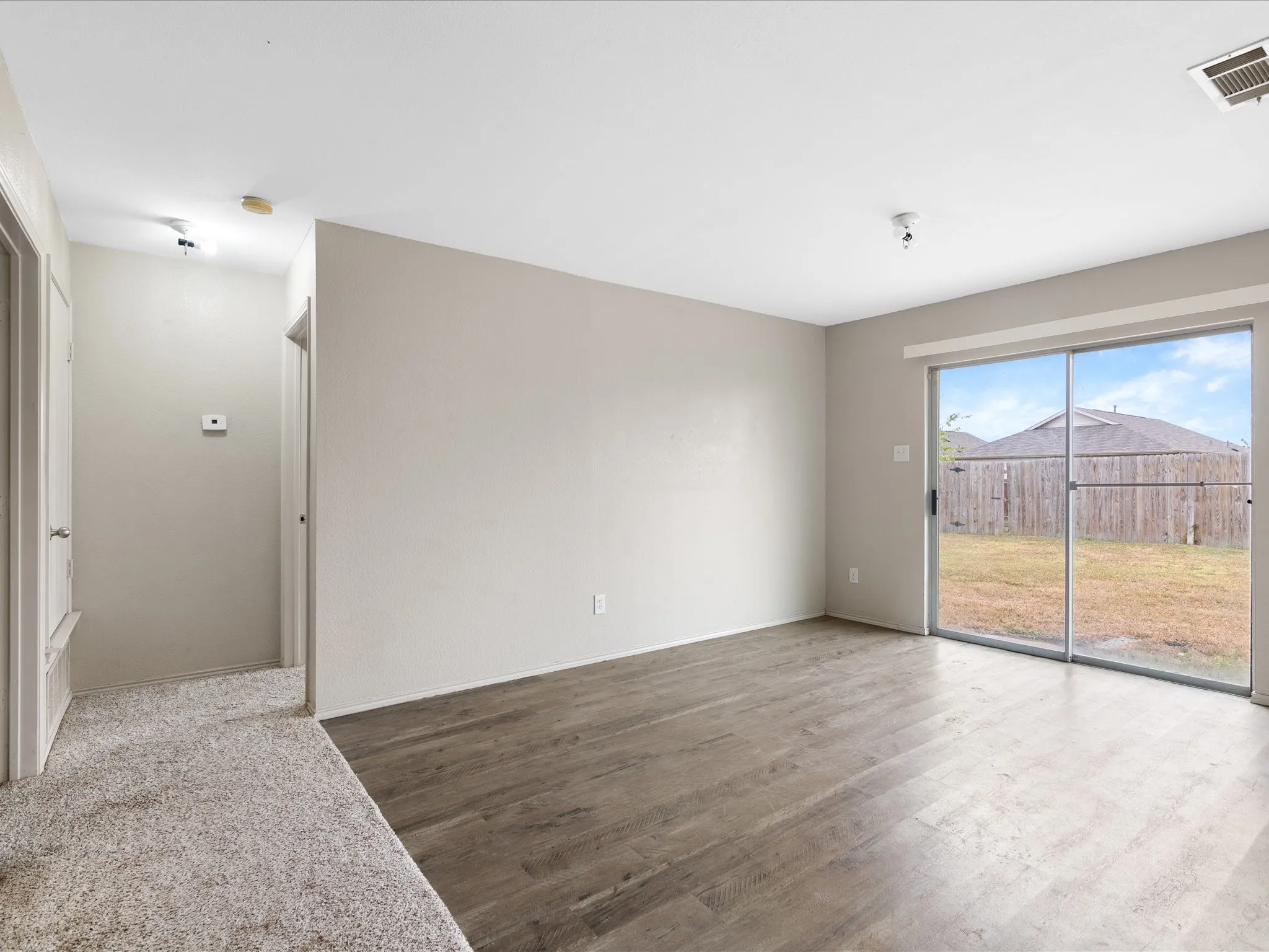 Single Family Residence For Sale in Ellis County , 1201 Vicksburg Drive, Ennis, Texas 75119, 3 Bedroom, 2 Bathroom, 2 Garage spaces, 1,550 Sqft, built in 2004, mls#21252466, Real Estate Agent in Ennis, Homes For Sale in Ellis county, Homes For Sale in Ennis, Realtor in Ennis Texas, Real Estate Brokerage Independent Realty Texas, Luminita Cordes Realtor