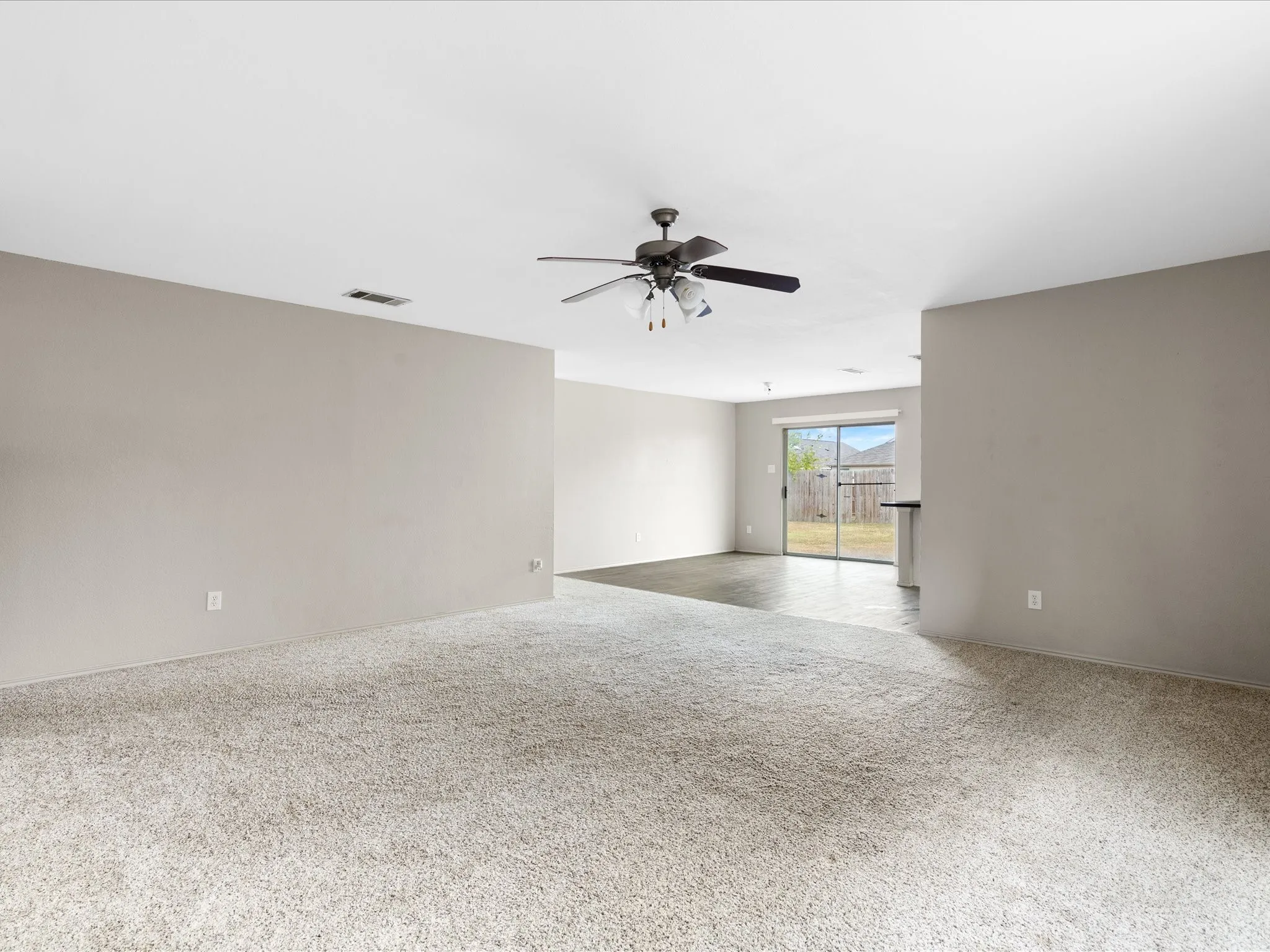 Single Family Residence For Sale in Ellis County , 1201 Vicksburg Drive, Ennis, Texas 75119, 3 Bedroom, 2 Bathroom, 2 Garage spaces, 1,550 Sqft, built in 2004, mls#21252466, Real Estate Agent in Ennis, Homes For Sale in Ellis county, Homes For Sale in Ennis, Realtor in Ennis Texas, Real Estate Brokerage Independent Realty Texas, Luminita Cordes Realtor