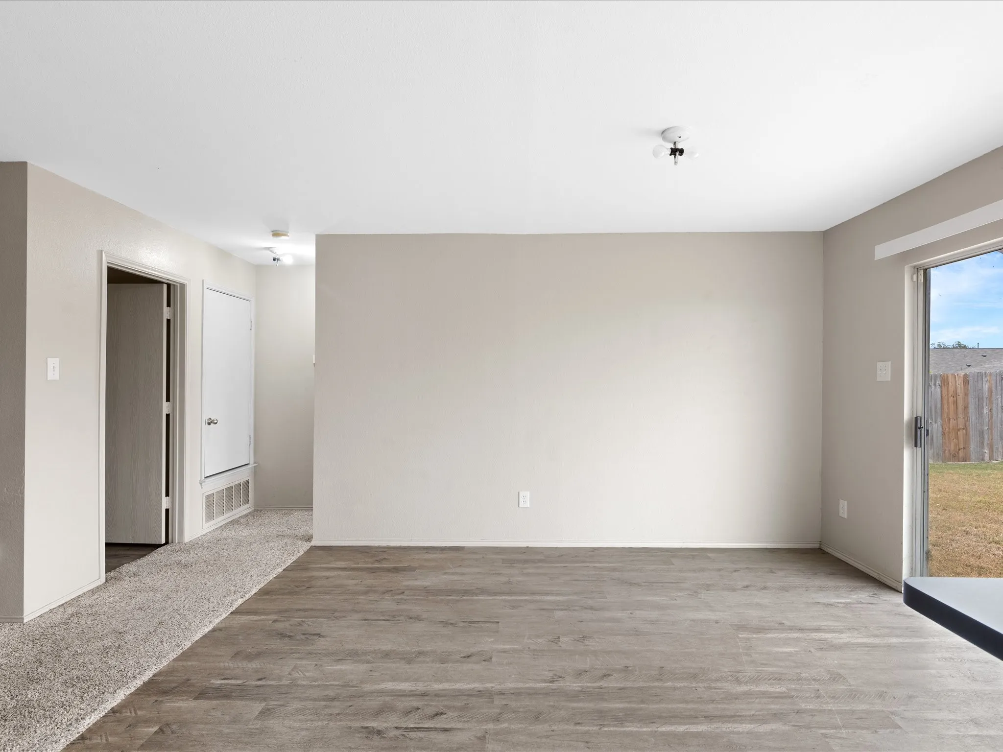 Single Family Residence For Sale in Ellis County , 1201 Vicksburg Drive, Ennis, Texas 75119, 3 Bedroom, 2 Bathroom, 2 Garage spaces, 1,550 Sqft, built in 2004, mls#21252466, Real Estate Agent in Ennis, Homes For Sale in Ellis county, Homes For Sale in Ennis, Realtor in Ennis Texas, Real Estate Brokerage Independent Realty Texas, Luminita Cordes Realtor