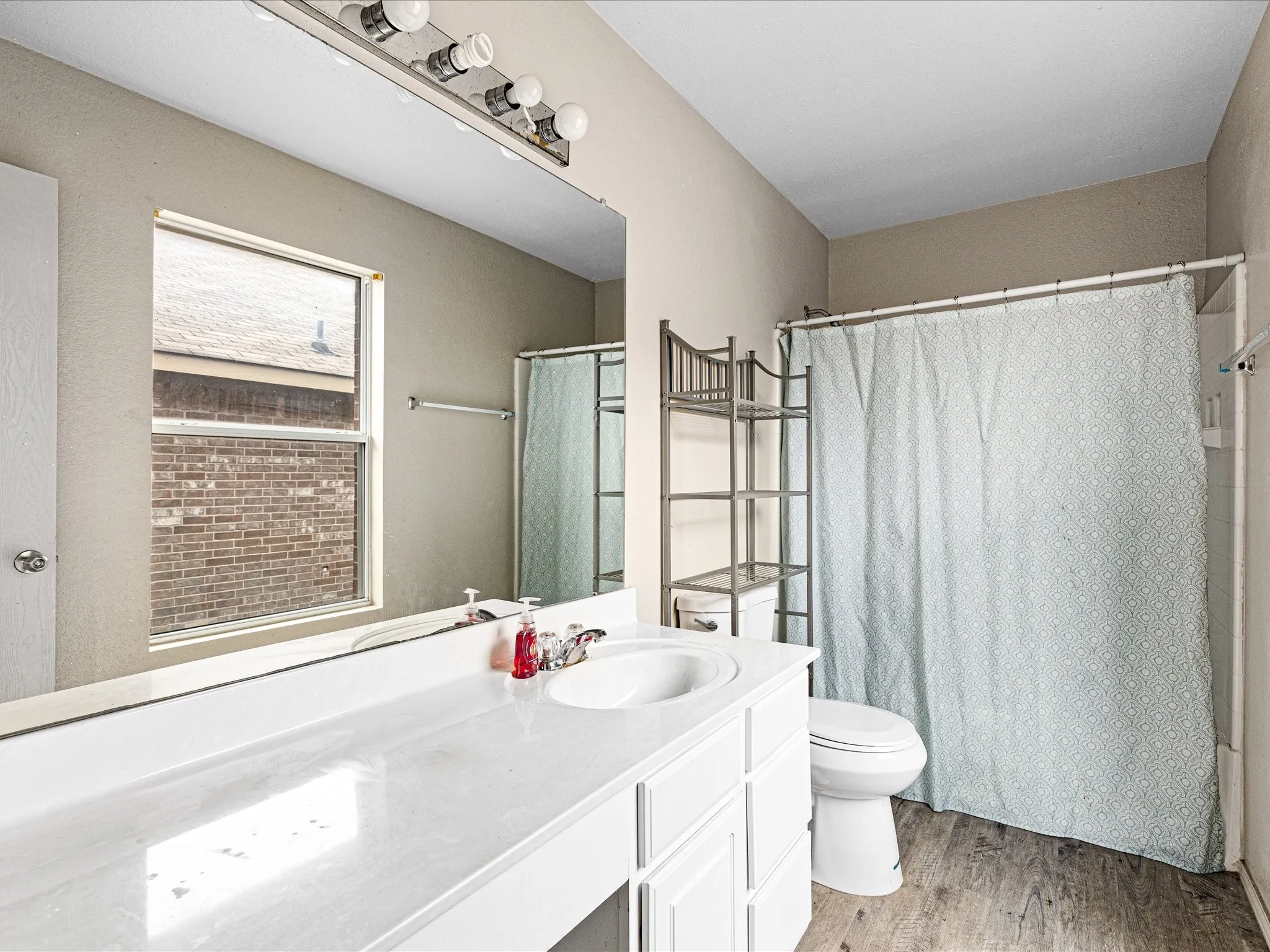 Single Family Residence For Sale in Ellis County , 1201 Vicksburg Drive, Ennis, Texas 75119, 3 Bedroom, 2 Bathroom, 2 Garage spaces, 1,550 Sqft, built in 2004, mls#21252466, Real Estate Agent in Ennis, Homes For Sale in Ellis county, Homes For Sale in Ennis, Realtor in Ennis Texas, Real Estate Brokerage Independent Realty Texas, Luminita Cordes Realtor