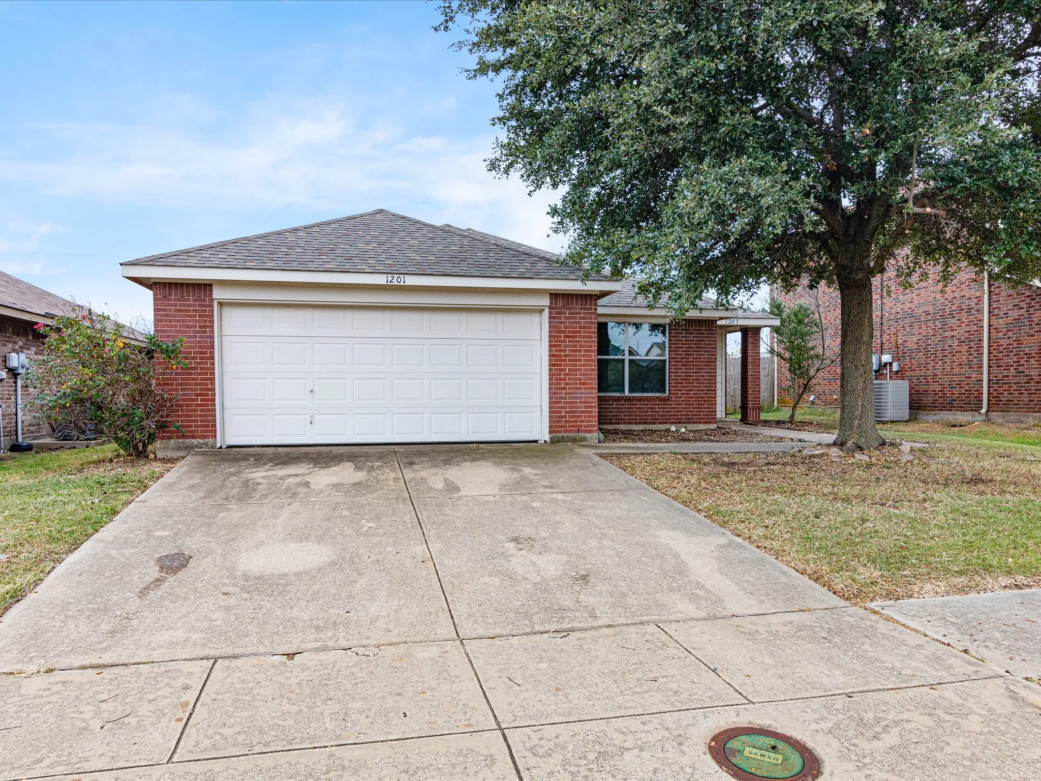 Single Family Residence For Sale in Ellis County , 1201 Vicksburg Drive, Ennis, Texas 75119, 3 Bedroom, 2 Bathroom, 2 Garage spaces, 1,550 Sqft, built in 2004, mls#21252466, Real Estate Agent in Ennis, Homes For Sale in Ellis county, Homes For Sale in Ennis, Realtor in Ennis Texas, Real Estate Brokerage Independent Realty Texas, Luminita Cordes Realtor