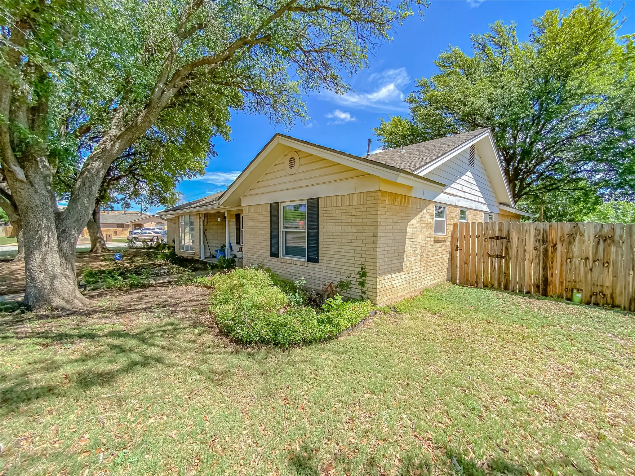 Single Family Residence For Sale in Taylor County , 4301 Caprock Road, Abilene, Texas 79606, 4 Bedroom, 3 Bathroom, 2 Garage spaces, 2,623 Sqft, built in 1968, mls#21253970, Real Estate Agent in Abilene, Homes For Sale in Taylor county, Homes For Sale in Abilene, Realtor in Abilene Texas, Real Estate Brokerage Independent Realty Texas, Luminita Cordes Realtor