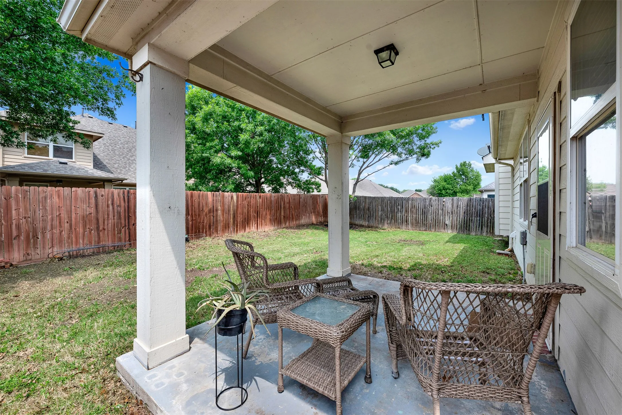 Single Family Residence For Sale in Denton County , 1412 Hawk Valley Drive, Little Elm, Texas 75068, 4 Bedroom, 4 Bathroom, 2 Garage spaces, 3,102 Sqft, built in 2008, Preowned, mls#21251557, Real Estate Agent in Little Elm, Homes For Sale in Denton county, Homes For Sale in Little Elm, Realtor in Little Elm Texas, Real Estate Brokerage Independent Realty Texas, Luminita Cordes Realtor