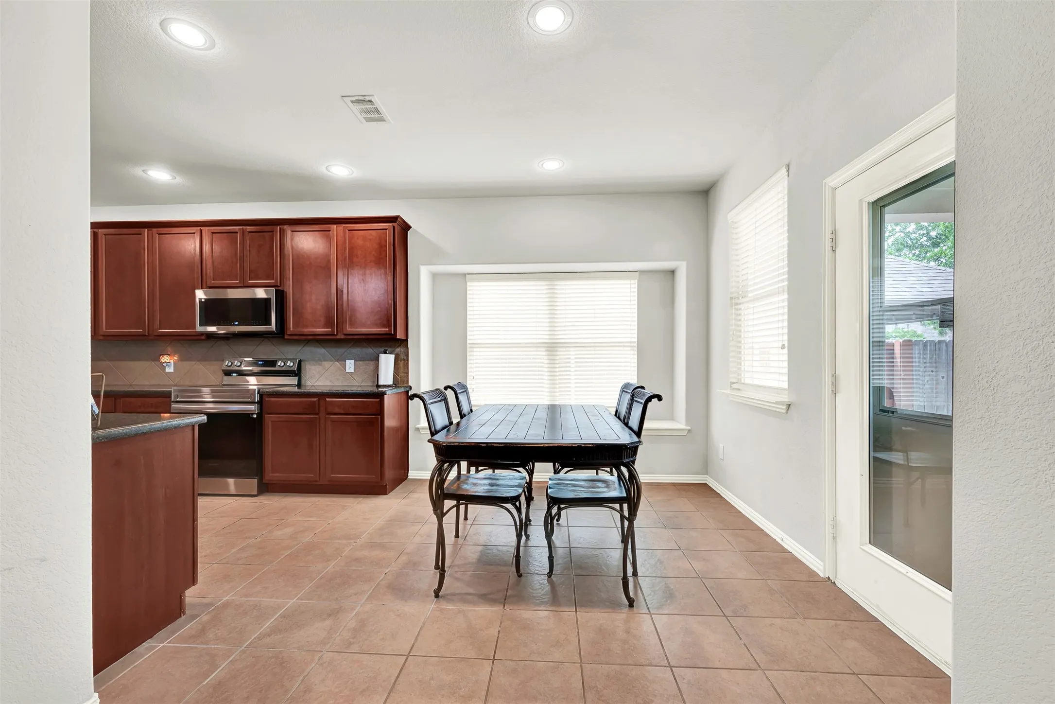 Single Family Residence For Sale in Denton County , 1412 Hawk Valley Drive, Little Elm, Texas 75068, 4 Bedroom, 4 Bathroom, 2 Garage spaces, 3,102 Sqft, built in 2008, Preowned, mls#21251557, Real Estate Agent in Little Elm, Homes For Sale in Denton county, Homes For Sale in Little Elm, Realtor in Little Elm Texas, Real Estate Brokerage Independent Realty Texas, Luminita Cordes Realtor