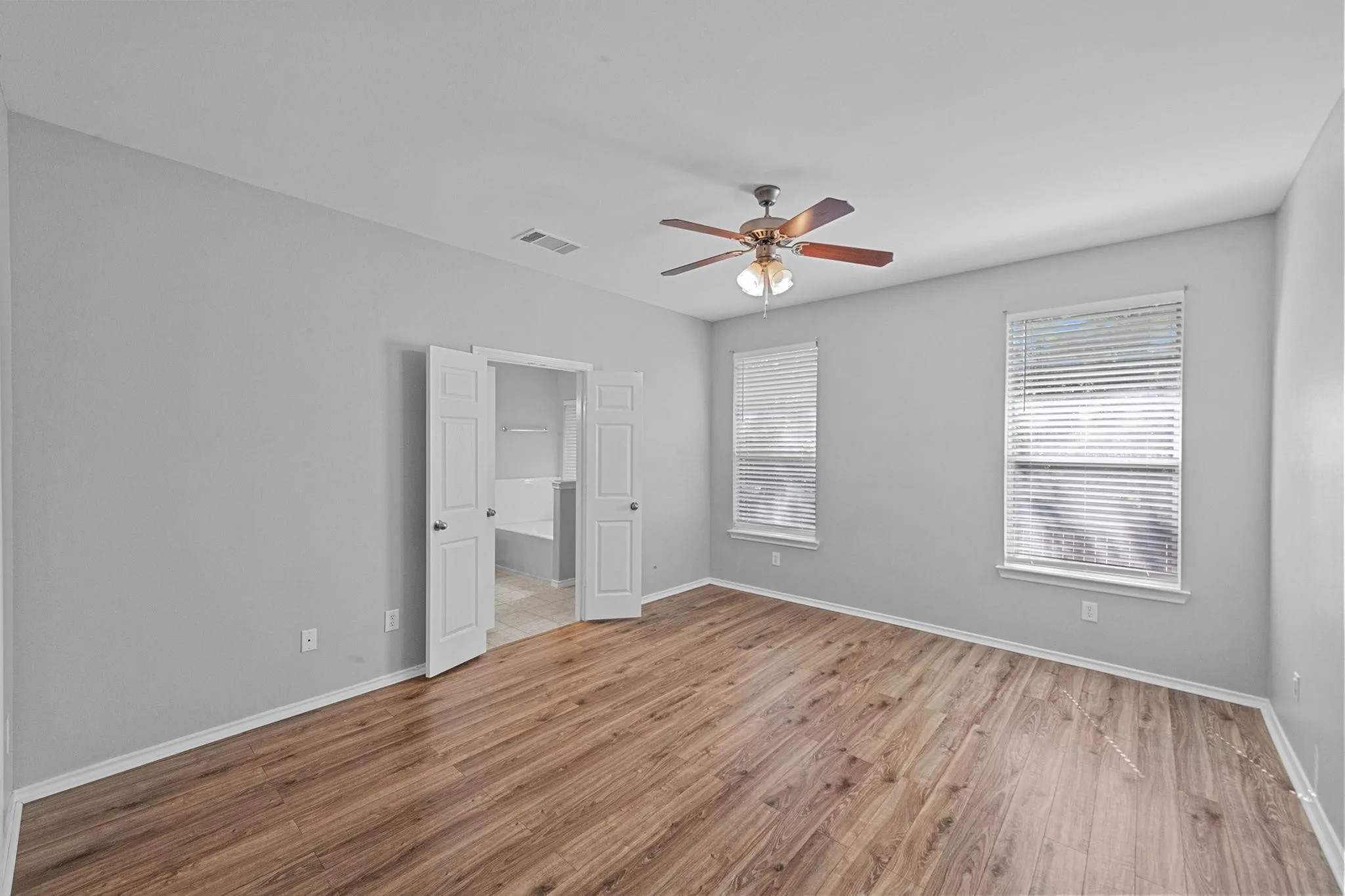 Single Family Residence For Sale in Tarrant County , 5813 Fathom Drive, Fort Worth, Texas 76135, 4 Bedroom, 2 Bathroom, 2 Garage spaces, 2,156 Sqft, built in 2006, Preowned, mls#21253607, Real Estate Agent in Fort Worth, Homes For Sale in Tarrant county, Homes For Sale in Fort Worth, Realtor in Fort Worth Texas, Real Estate Brokerage Independent Realty Texas, Luminita Cordes Realtor