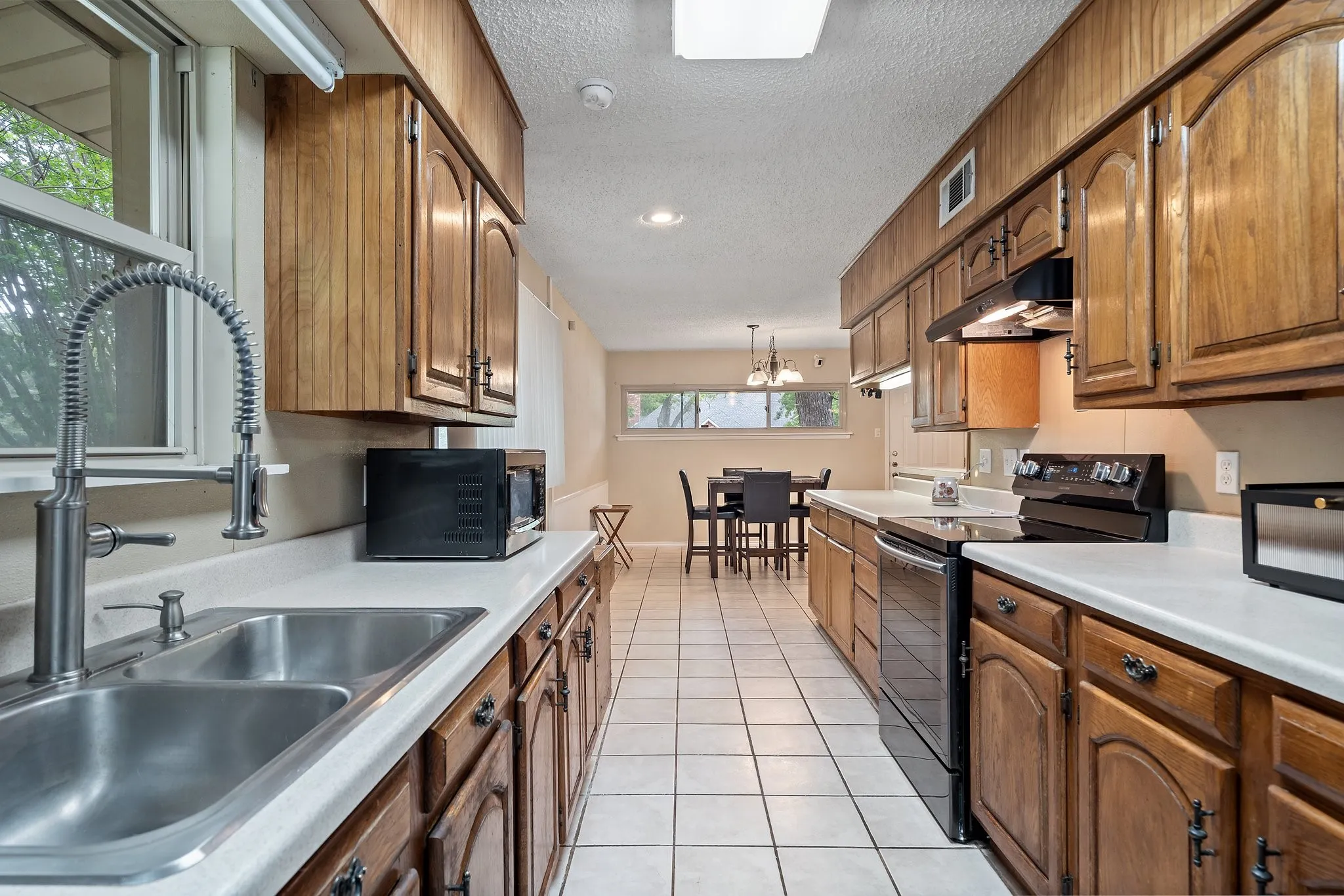 Single Family Residence For Sale in Dallas County , 717 Van Horn Drive, Irving, Texas 75060, 3 Bedrooms, 2 Bathrooms, 2 Garage spaces, 1,604 Sqft, built in 1955, Price $369,000, mls#21245025, Real Estate Agent in Irving, Homes For Sale in Dallas county, Homes For Sale in Irving, Realtor in Irving Texas, Real Estate Brokerage Independent Realty Texas, Luminita Cordes Realtor
