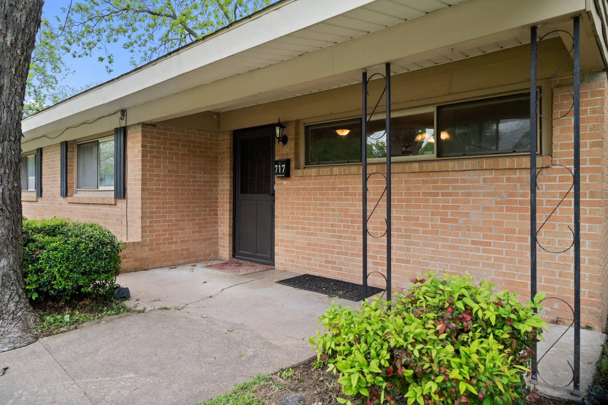 Single Family Residence For Sale in Dallas County , 717 Van Horn Drive, Irving, Texas 75060, 3 Bedrooms, 2 Bathrooms, 2 Garage spaces, 1,604 Sqft, built in 1955, Price $369,000, mls#21245025, Real Estate Agent in Irving, Homes For Sale in Dallas county, Homes For Sale in Irving, Realtor in Irving Texas, Real Estate Brokerage Independent Realty Texas, Luminita Cordes Realtor