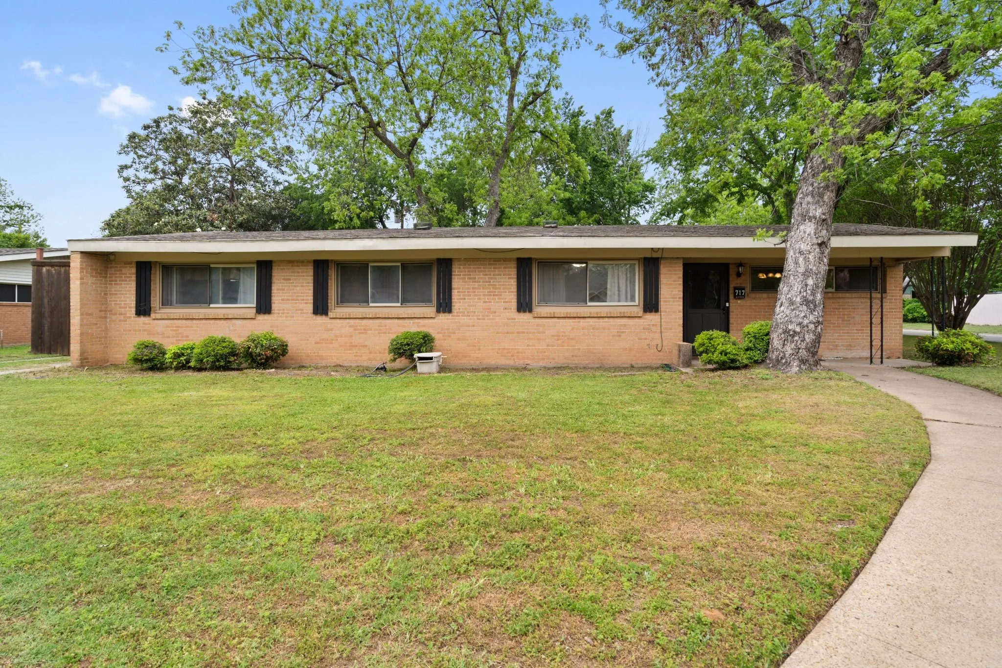 Single Family Residence For Sale in Dallas County , 717 Van Horn Drive, Irving, Texas 75060, 3 Bedrooms, 2 Bathrooms, 2 Garage spaces, 1,604 Sqft, built in 1955, Price $369,000, mls#21245025, Real Estate Agent in Irving, Homes For Sale in Dallas county, Homes For Sale in Irving, Realtor in Irving Texas, Real Estate Brokerage Independent Realty Texas, Luminita Cordes Realtor