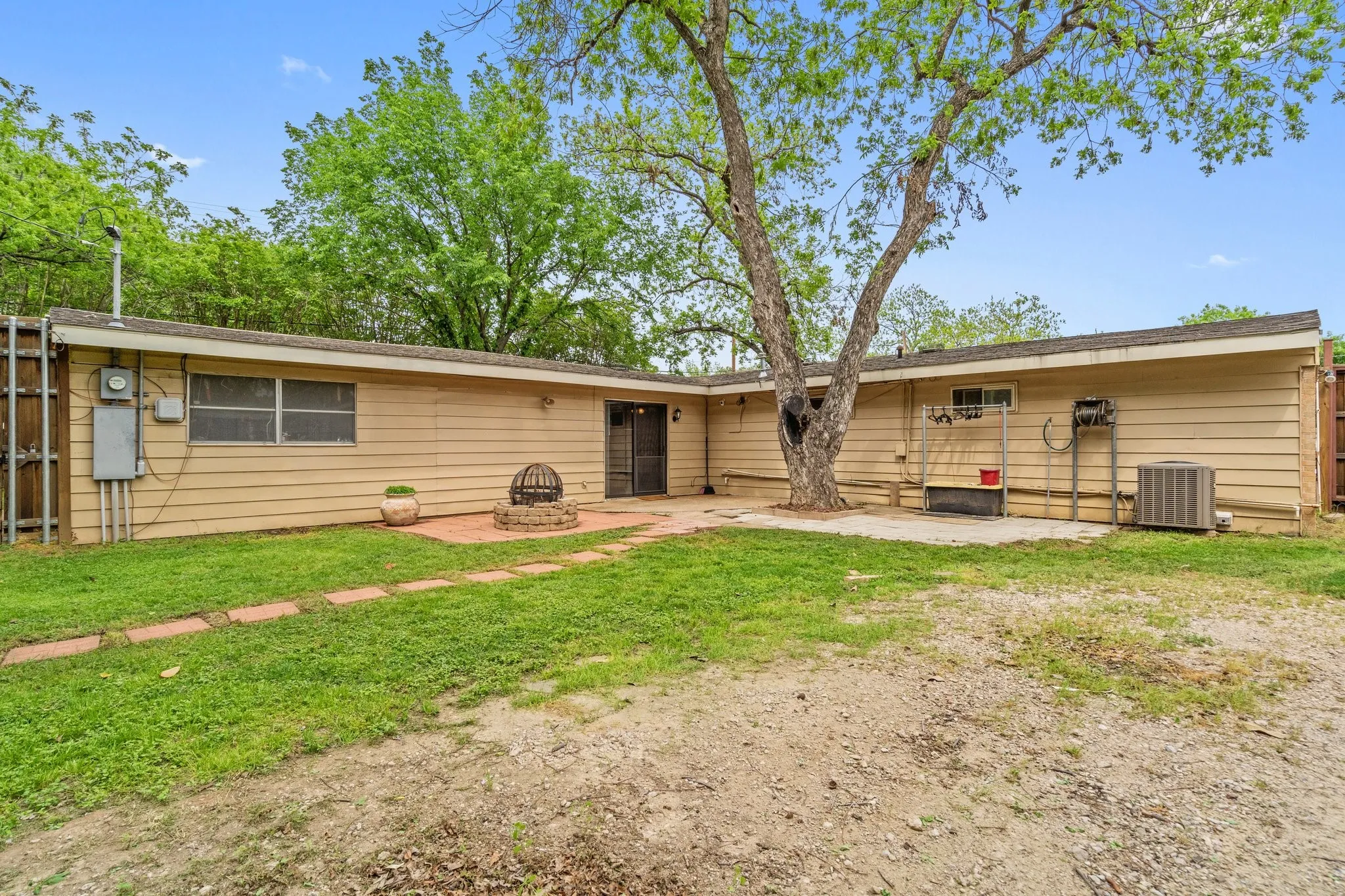 Single Family Residence For Sale in Dallas County , 717 Van Horn Drive, Irving, Texas 75060, 3 Bedrooms, 2 Bathrooms, 2 Garage spaces, 1,604 Sqft, built in 1955, Price $369,000, mls#21245025, Real Estate Agent in Irving, Homes For Sale in Dallas county, Homes For Sale in Irving, Realtor in Irving Texas, Real Estate Brokerage Independent Realty Texas, Luminita Cordes Realtor