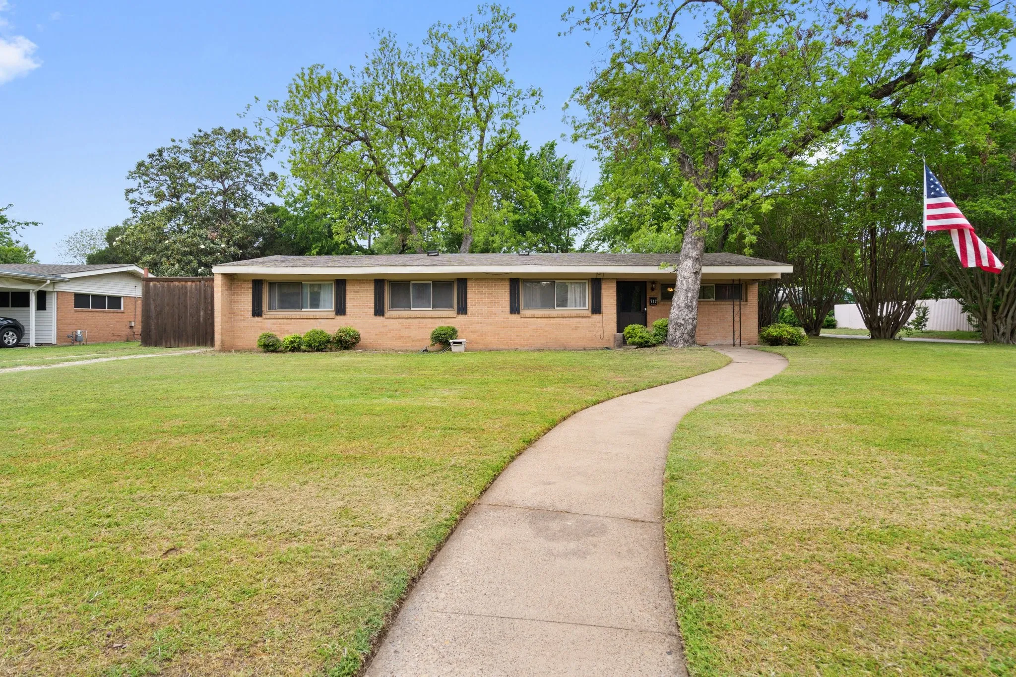 Single Family Residence For Sale in Dallas County , 717 Van Horn Drive, Irving, Texas 75060, 3 Bedrooms, 2 Bathrooms, 2 Garage spaces, 1,604 Sqft, built in 1955, Price $369,000, mls#21245025, Real Estate Agent in Irving, Homes For Sale in Dallas county, Homes For Sale in Irving, Realtor in Irving Texas, Real Estate Brokerage Independent Realty Texas, Luminita Cordes Realtor