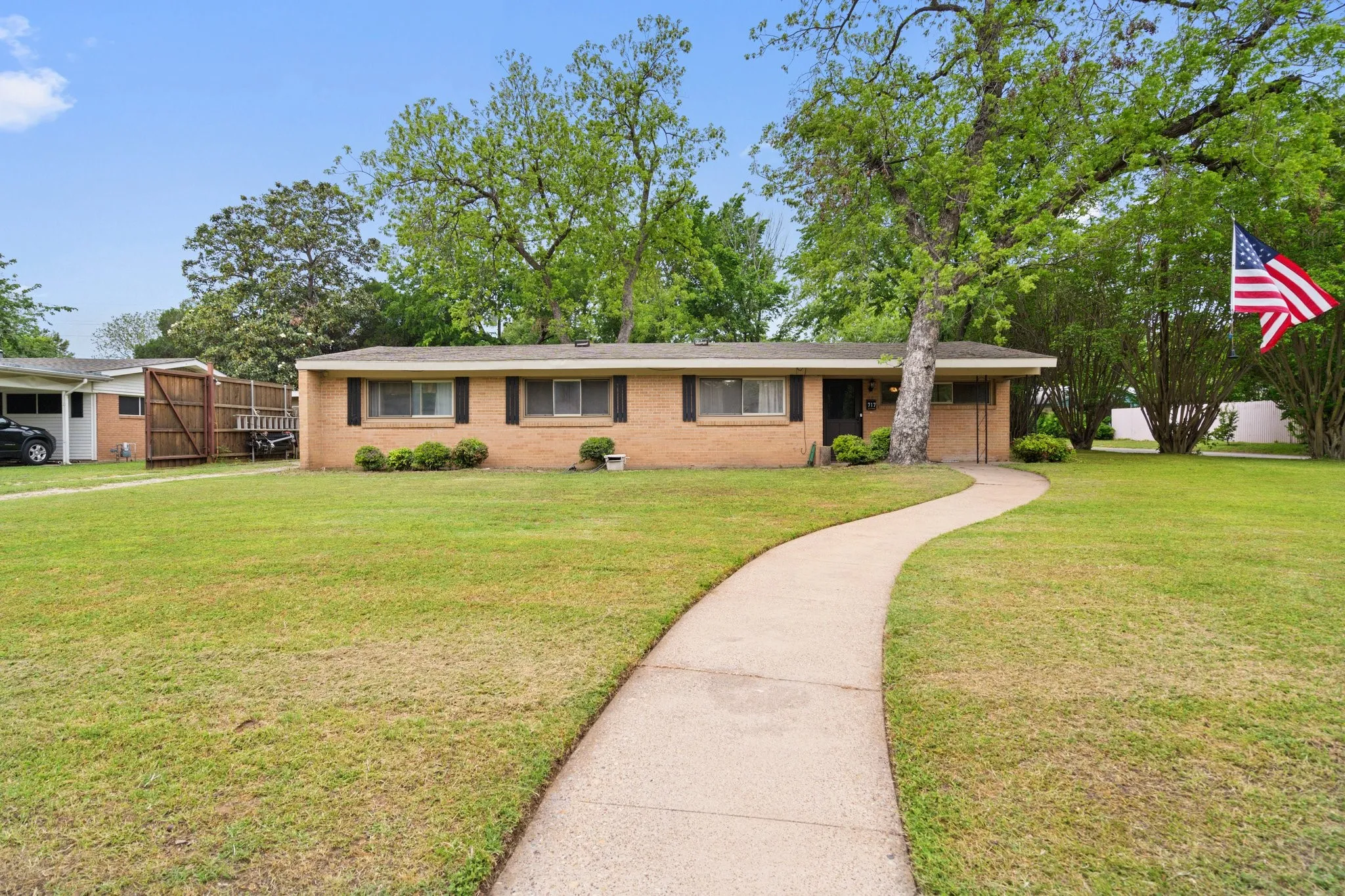 Single Family Residence For Sale in Dallas County , 717 Van Horn Drive, Irving, Texas 75060, 3 Bedrooms, 2 Bathrooms, 2 Garage spaces, 1,604 Sqft, built in 1955, Price $369,000, mls#21245025, Real Estate Agent in Irving, Homes For Sale in Dallas county, Homes For Sale in Irving, Realtor in Irving Texas, Real Estate Brokerage Independent Realty Texas, Luminita Cordes Realtor