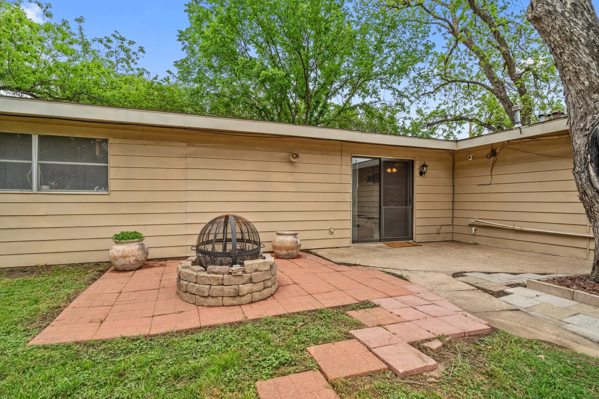 Single Family Residence For Sale in Dallas County , 717 Van Horn Drive, Irving, Texas 75060, 3 Bedrooms, 2 Bathrooms, 2 Garage spaces, 1,604 Sqft, built in 1955, Price $369,000, mls#21245025, Real Estate Agent in Irving, Homes For Sale in Dallas county, Homes For Sale in Irving, Realtor in Irving Texas, Real Estate Brokerage Independent Realty Texas, Luminita Cordes Realtor
