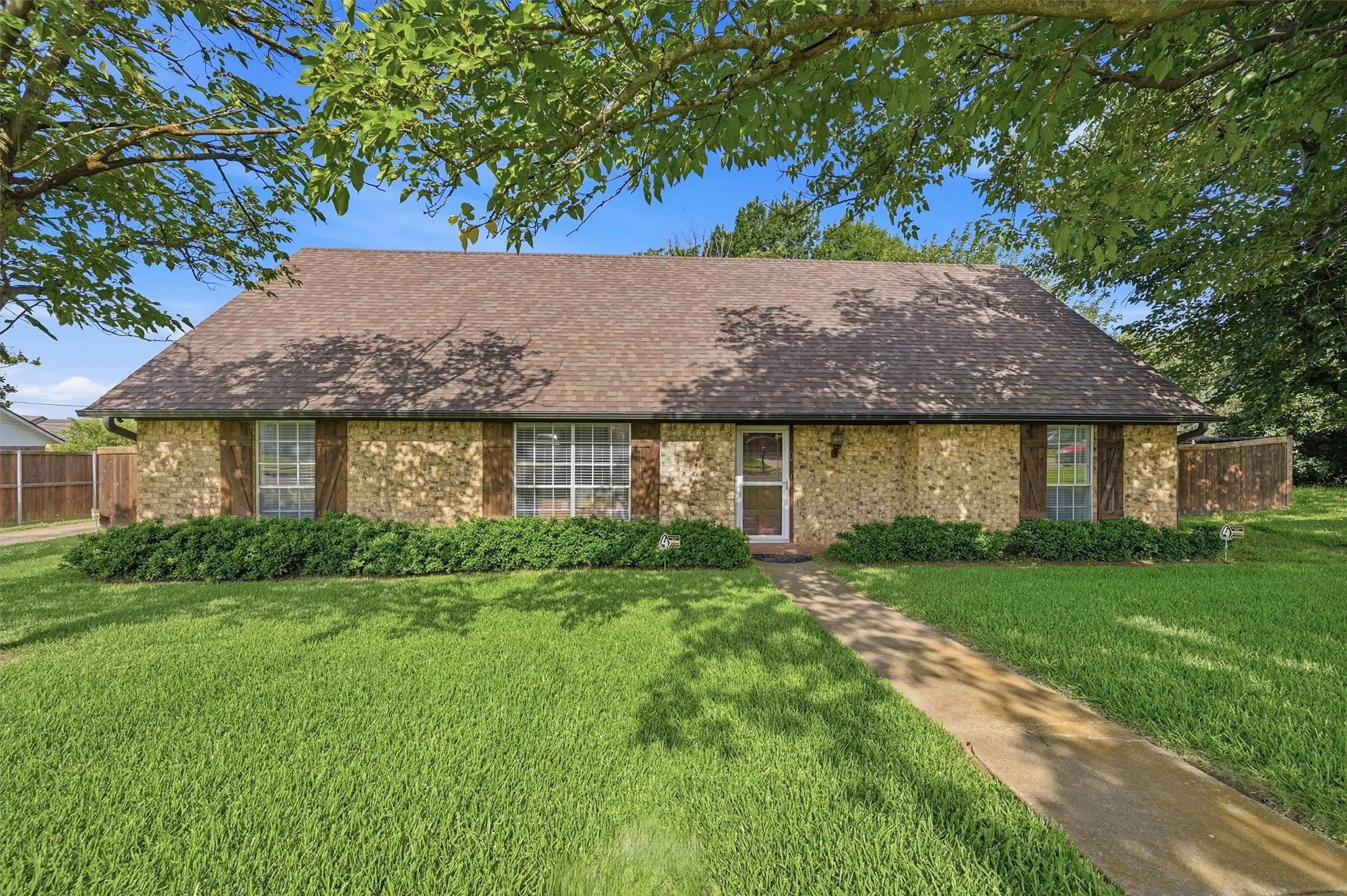 Single Family Residence For Rent in Grayson County , 720 Blanton Drive, Sherman, Texas 75092, 4 Bedroom, 2 Bathroom, 2 Garage spaces, 2,666 Sqft, built in 1980, Preowned, mls#21254021, Real Estate Agent in Sherman, Homes For Rent in Grayson county, Homes For Rent in Sherman, Realtor in Sherman Texas, Real Estate Brokerage Independent Realty Texas, Luminita Cordes Realtor