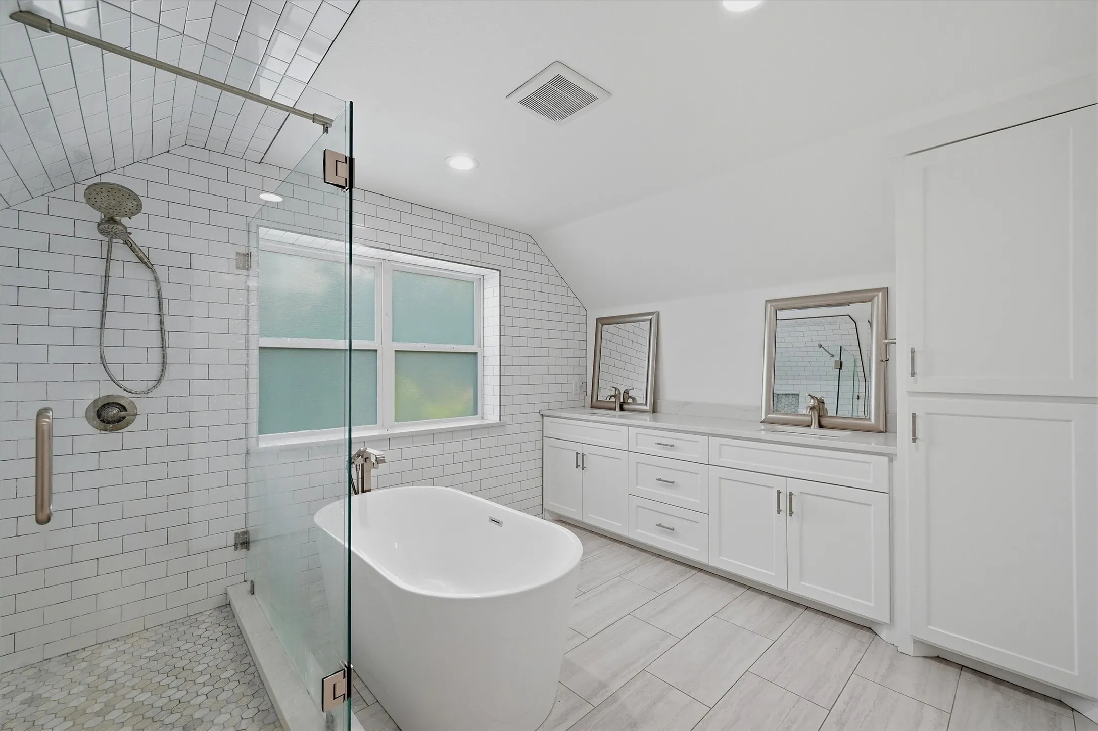 Single Family Residence For Rent in Grayson County , 720 Blanton Drive, Sherman, Texas 75092, 4 Bedroom, 2 Bathroom, 2 Garage spaces, 2,666 Sqft, built in 1980, Preowned, mls#21254021, Real Estate Agent in Sherman, Homes For Rent in Grayson county, Homes For Rent in Sherman, Realtor in Sherman Texas, Real Estate Brokerage Independent Realty Texas, Luminita Cordes Realtor