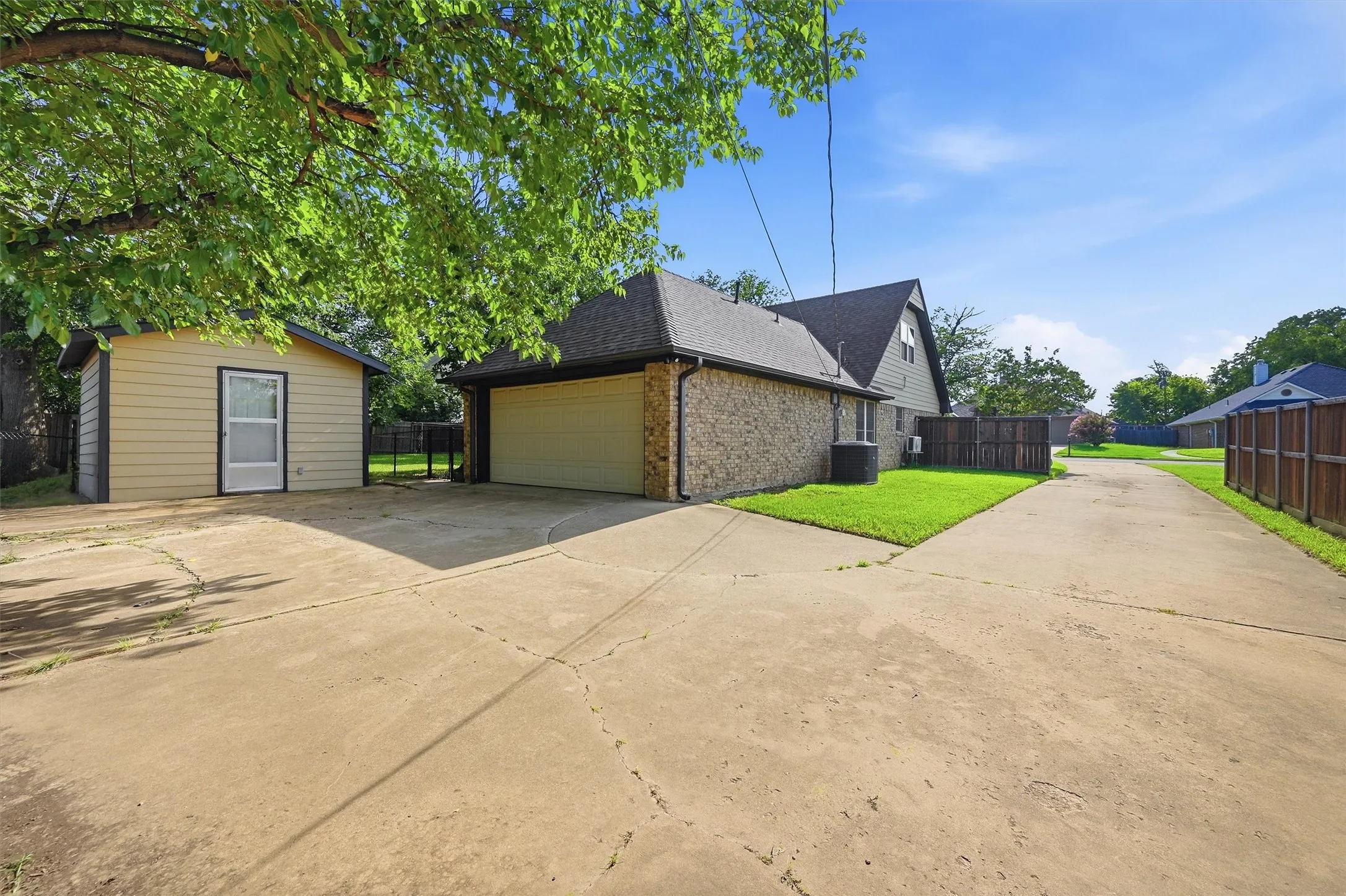 Single Family Residence For Rent in Grayson County , 720 Blanton Drive, Sherman, Texas 75092, 4 Bedroom, 2 Bathroom, 2 Garage spaces, 2,666 Sqft, built in 1980, Preowned, mls#21254021, Real Estate Agent in Sherman, Homes For Rent in Grayson county, Homes For Rent in Sherman, Realtor in Sherman Texas, Real Estate Brokerage Independent Realty Texas, Luminita Cordes Realtor