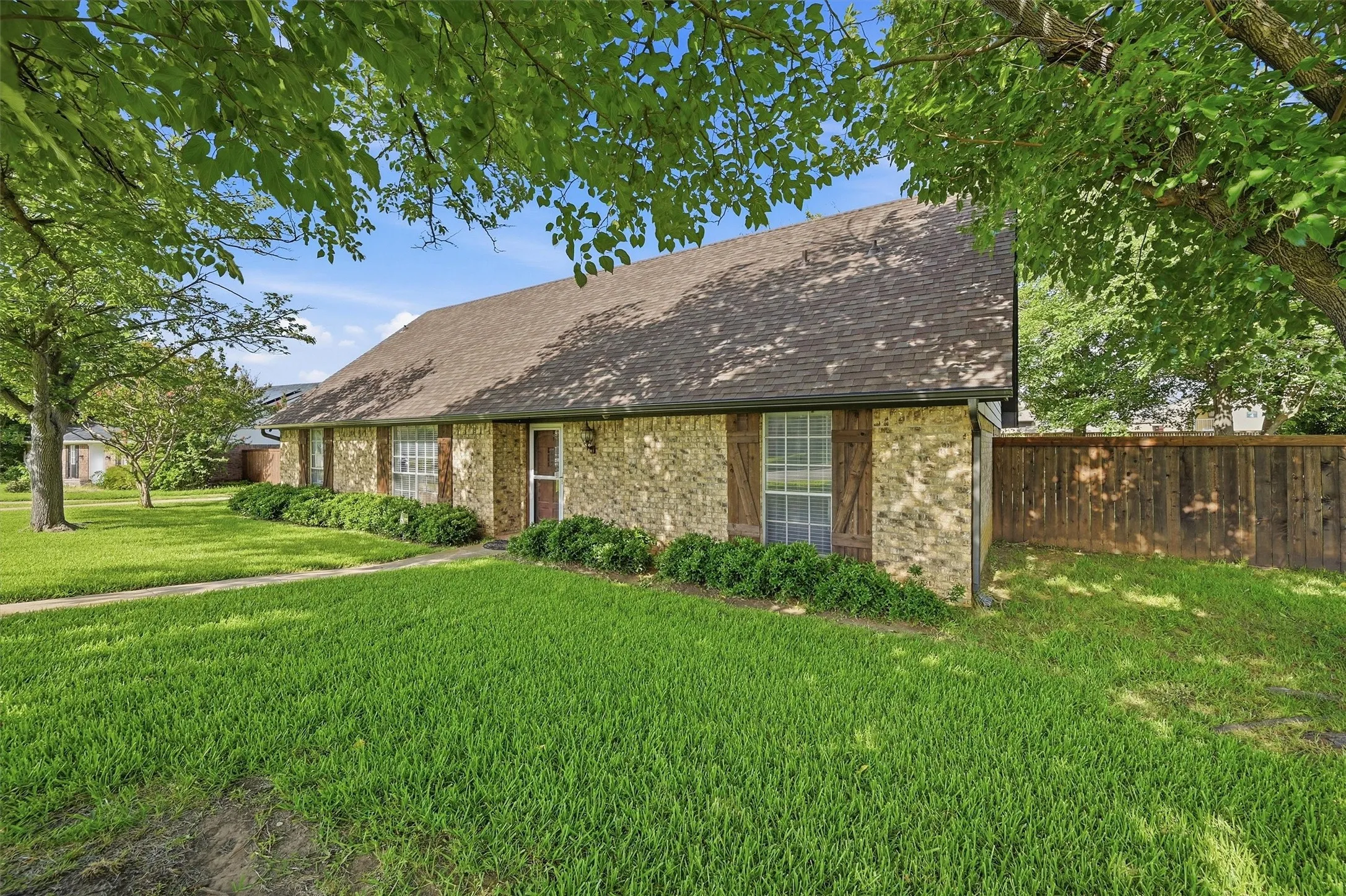 Single Family Residence For Rent in Grayson County , 720 Blanton Drive, Sherman, Texas 75092, 4 Bedroom, 2 Bathroom, 2 Garage spaces, 2,666 Sqft, built in 1980, Preowned, mls#21254021, Real Estate Agent in Sherman, Homes For Rent in Grayson county, Homes For Rent in Sherman, Realtor in Sherman Texas, Real Estate Brokerage Independent Realty Texas, Luminita Cordes Realtor
