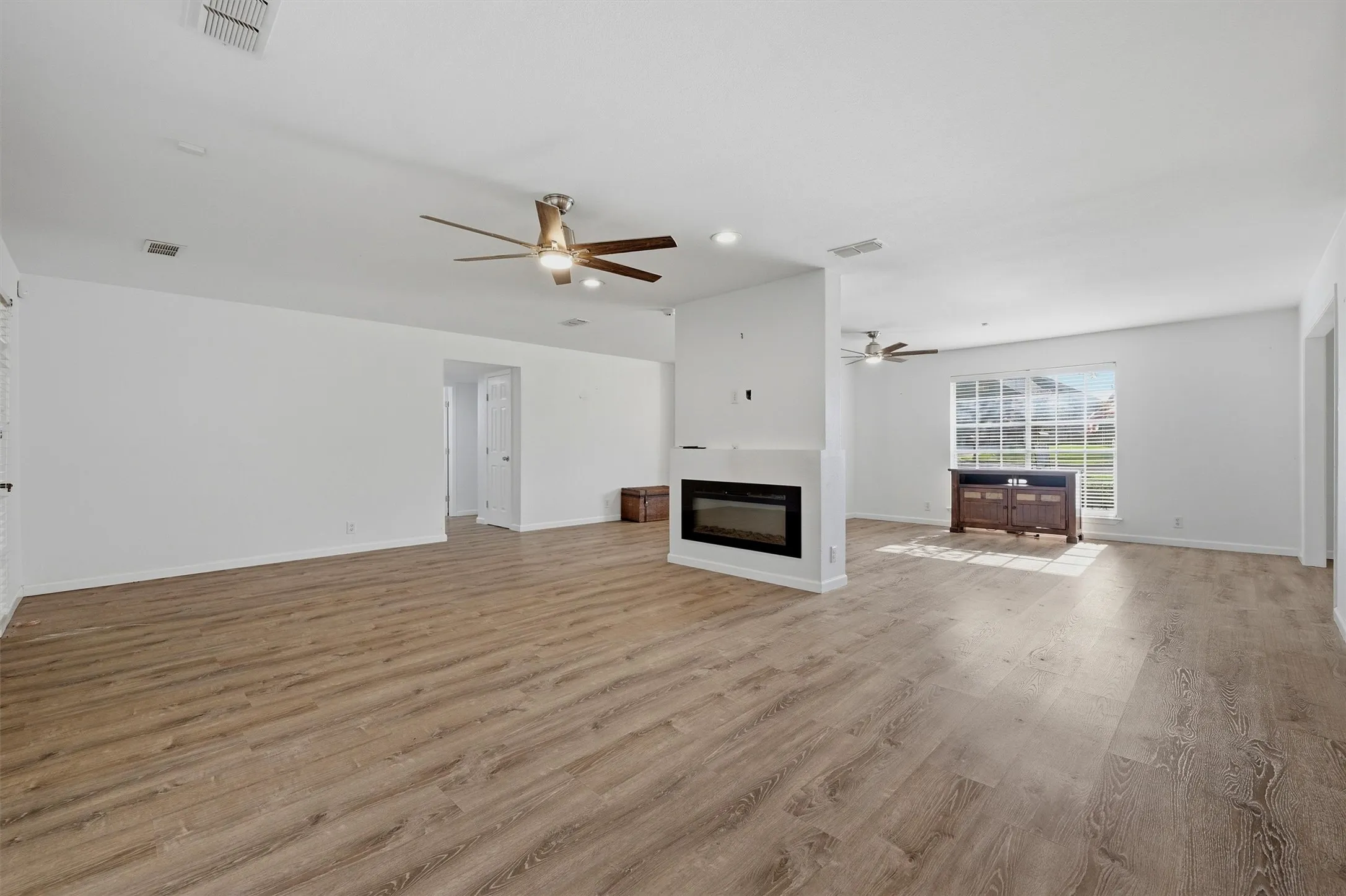 Single Family Residence For Rent in Grayson County , 720 Blanton Drive, Sherman, Texas 75092, 4 Bedroom, 2 Bathroom, 2 Garage spaces, 2,666 Sqft, built in 1980, Preowned, mls#21254021, Real Estate Agent in Sherman, Homes For Rent in Grayson county, Homes For Rent in Sherman, Realtor in Sherman Texas, Real Estate Brokerage Independent Realty Texas, Luminita Cordes Realtor