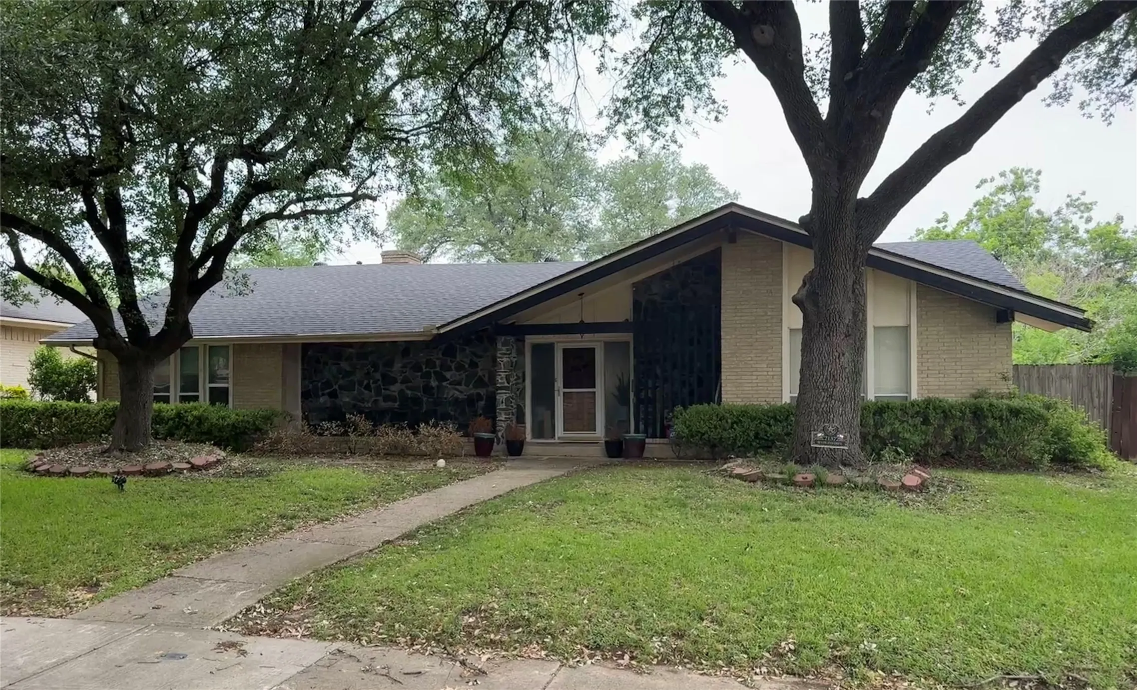 Single Family Residence For Sale in Dallas County , 2137 Sea Island Drive, Dallas, Texas 75232, 3 Bedroom, 3 Bathroom, 2 Garage spaces, 2,248 Sqft, built in 1965, Preowned, mls#21252780, Real Estate Agent in Dallas, Homes For Sale in Dallas county, Homes For Sale in Dallas, Realtor in Dallas Texas, Real Estate Brokerage Independent Realty Texas, Luminita Cordes Realtor