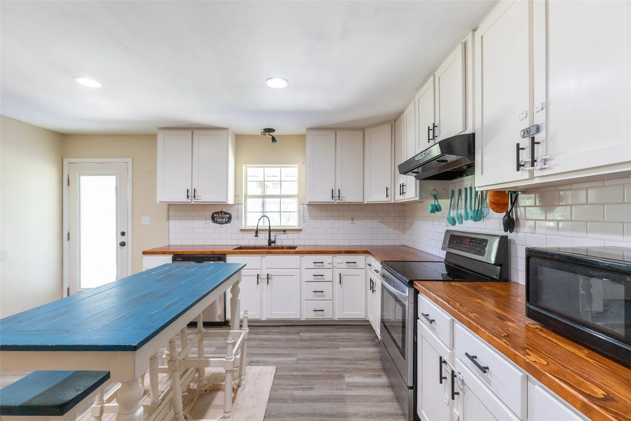 Single Family Residence For Sale in Jones County , 10227 County Road 379, Hawley, Texas 79525, 3 Bedroom, 2 Bathroom, Garage spaces, 1,511 Sqft, built in 2007, Preowned, mls#21252847, Real Estate Agent in Hawley, Homes For Sale in Jones county, Homes For Sale in Hawley, Realtor in Hawley Texas, Real Estate Brokerage Independent Realty Texas, Luminita Cordes Realtor
