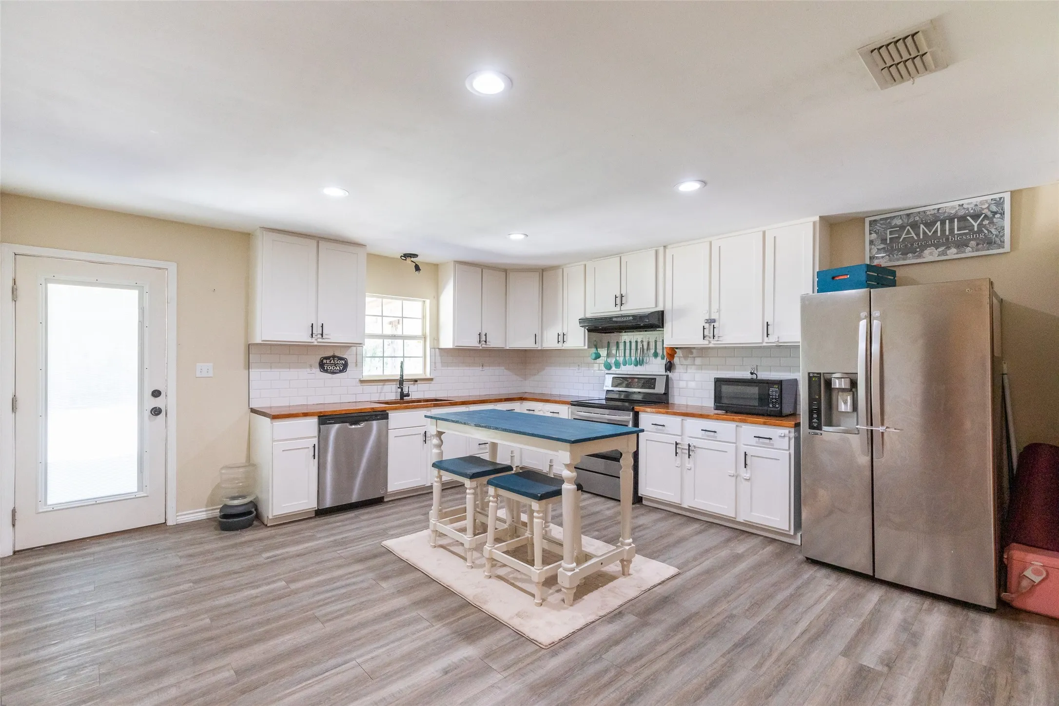 Single Family Residence For Sale in Jones County , 10227 County Road 379, Hawley, Texas 79525, 3 Bedroom, 2 Bathroom, Garage spaces, 1,511 Sqft, built in 2007, Preowned, mls#21252847, Real Estate Agent in Hawley, Homes For Sale in Jones county, Homes For Sale in Hawley, Realtor in Hawley Texas, Real Estate Brokerage Independent Realty Texas, Luminita Cordes Realtor