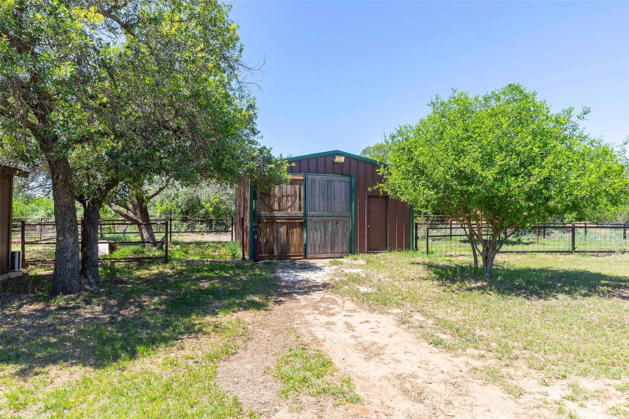 Single Family Residence For Sale in Jones County , 10227 County Road 379, Hawley, Texas 79525, 3 Bedroom, 2 Bathroom, Garage spaces, 1,511 Sqft, built in 2007, Preowned, mls#21252847, Real Estate Agent in Hawley, Homes For Sale in Jones county, Homes For Sale in Hawley, Realtor in Hawley Texas, Real Estate Brokerage Independent Realty Texas, Luminita Cordes Realtor