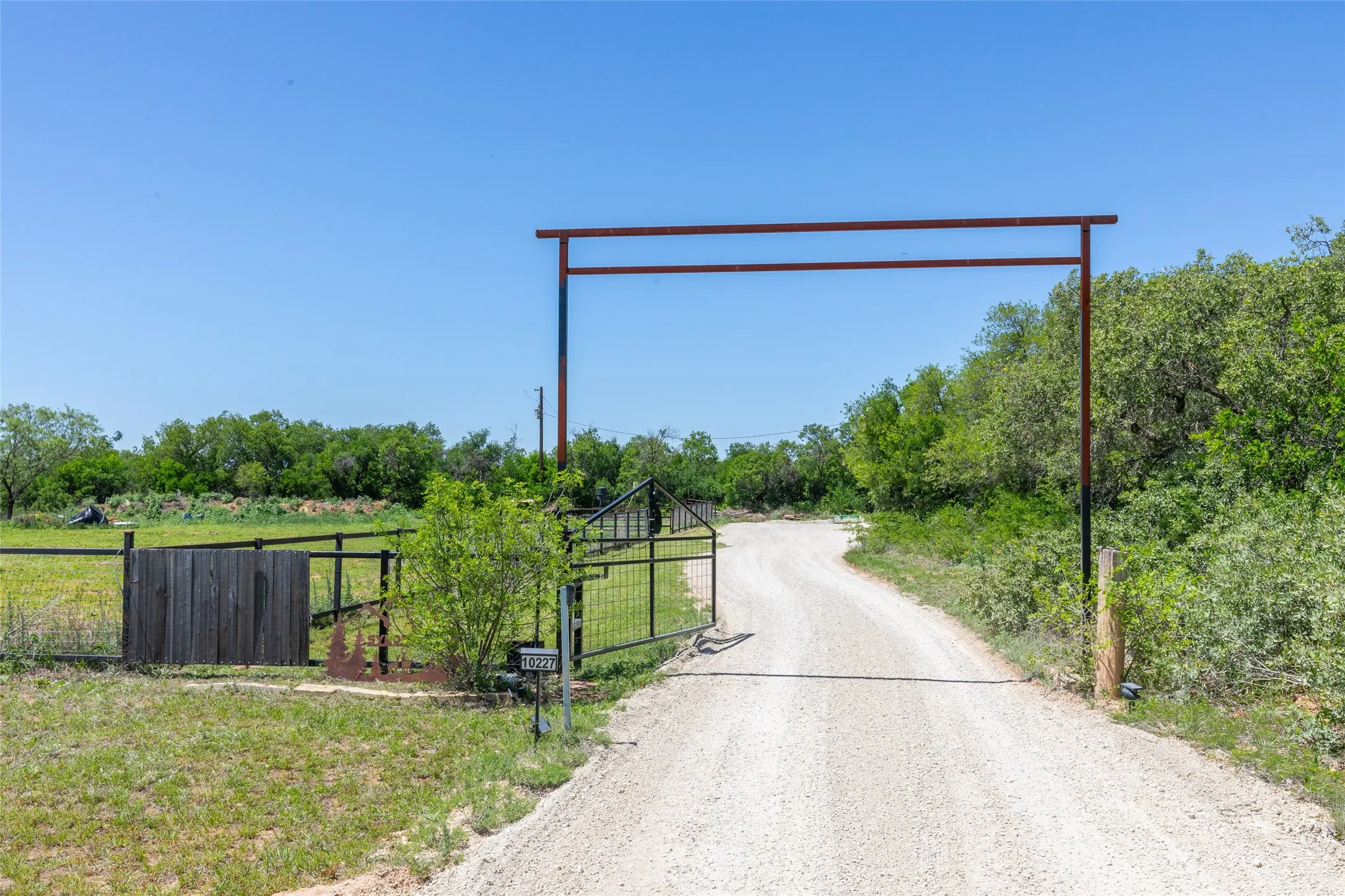 Single Family Residence For Sale in Jones County , 10227 County Road 379, Hawley, Texas 79525, 3 Bedroom, 2 Bathroom, Garage spaces, 1,511 Sqft, built in 2007, Preowned, mls#21252847, Real Estate Agent in Hawley, Homes For Sale in Jones county, Homes For Sale in Hawley, Realtor in Hawley Texas, Real Estate Brokerage Independent Realty Texas, Luminita Cordes Realtor