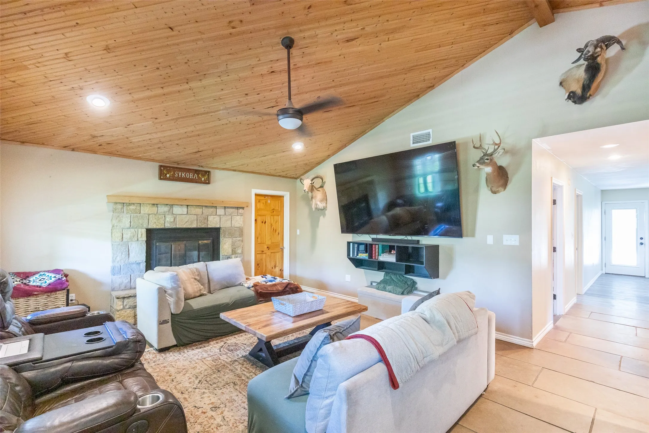 Single Family Residence For Sale in Jones County , 10227 County Road 379, Hawley, Texas 79525, 3 Bedroom, 2 Bathroom, Garage spaces, 1,511 Sqft, built in 2007, Preowned, mls#21252847, Real Estate Agent in Hawley, Homes For Sale in Jones county, Homes For Sale in Hawley, Realtor in Hawley Texas, Real Estate Brokerage Independent Realty Texas, Luminita Cordes Realtor