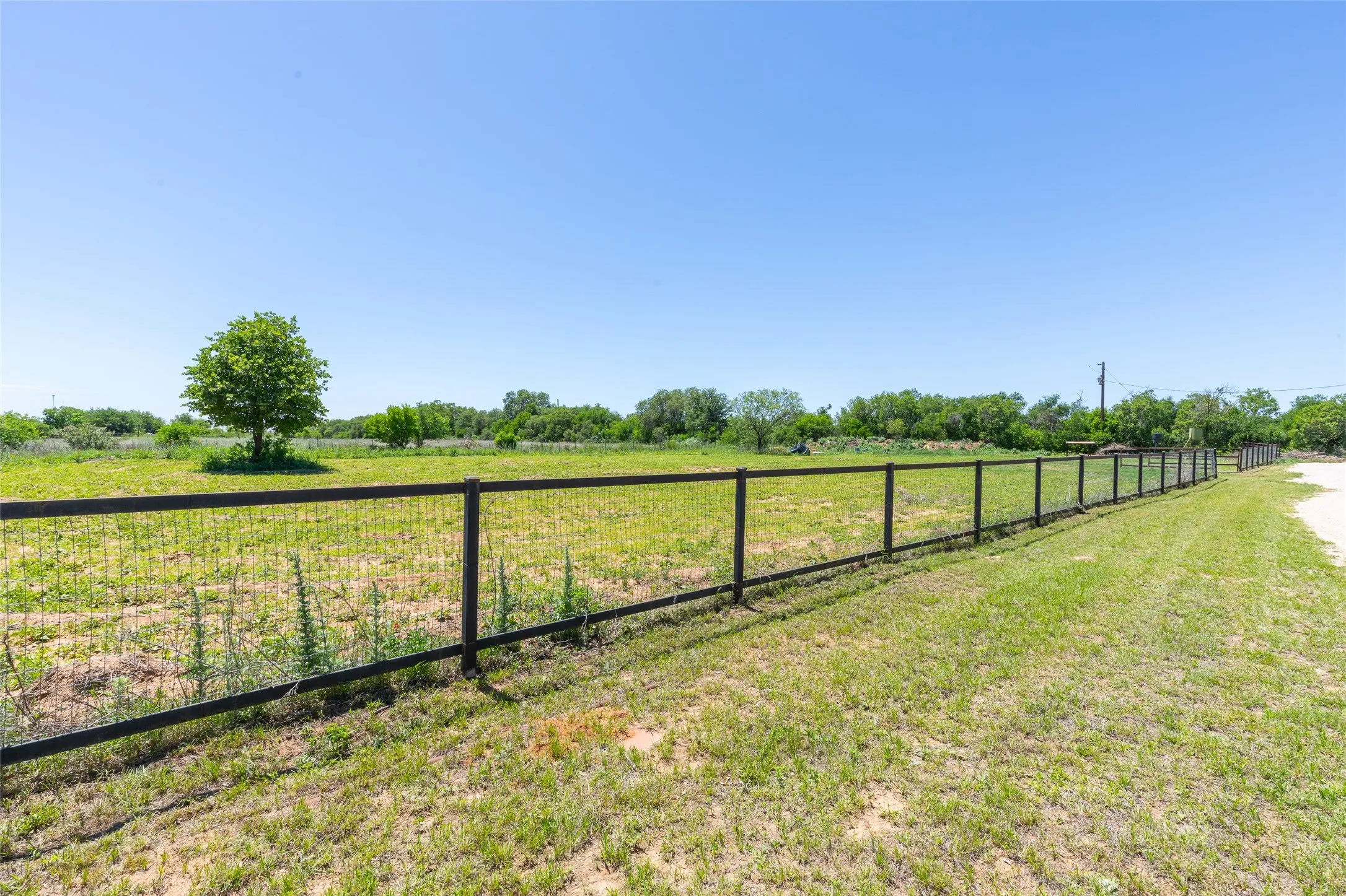 Single Family Residence For Sale in Jones County , 10227 County Road 379, Hawley, Texas 79525, 3 Bedroom, 2 Bathroom, Garage spaces, 1,511 Sqft, built in 2007, Preowned, mls#21252847, Real Estate Agent in Hawley, Homes For Sale in Jones county, Homes For Sale in Hawley, Realtor in Hawley Texas, Real Estate Brokerage Independent Realty Texas, Luminita Cordes Realtor