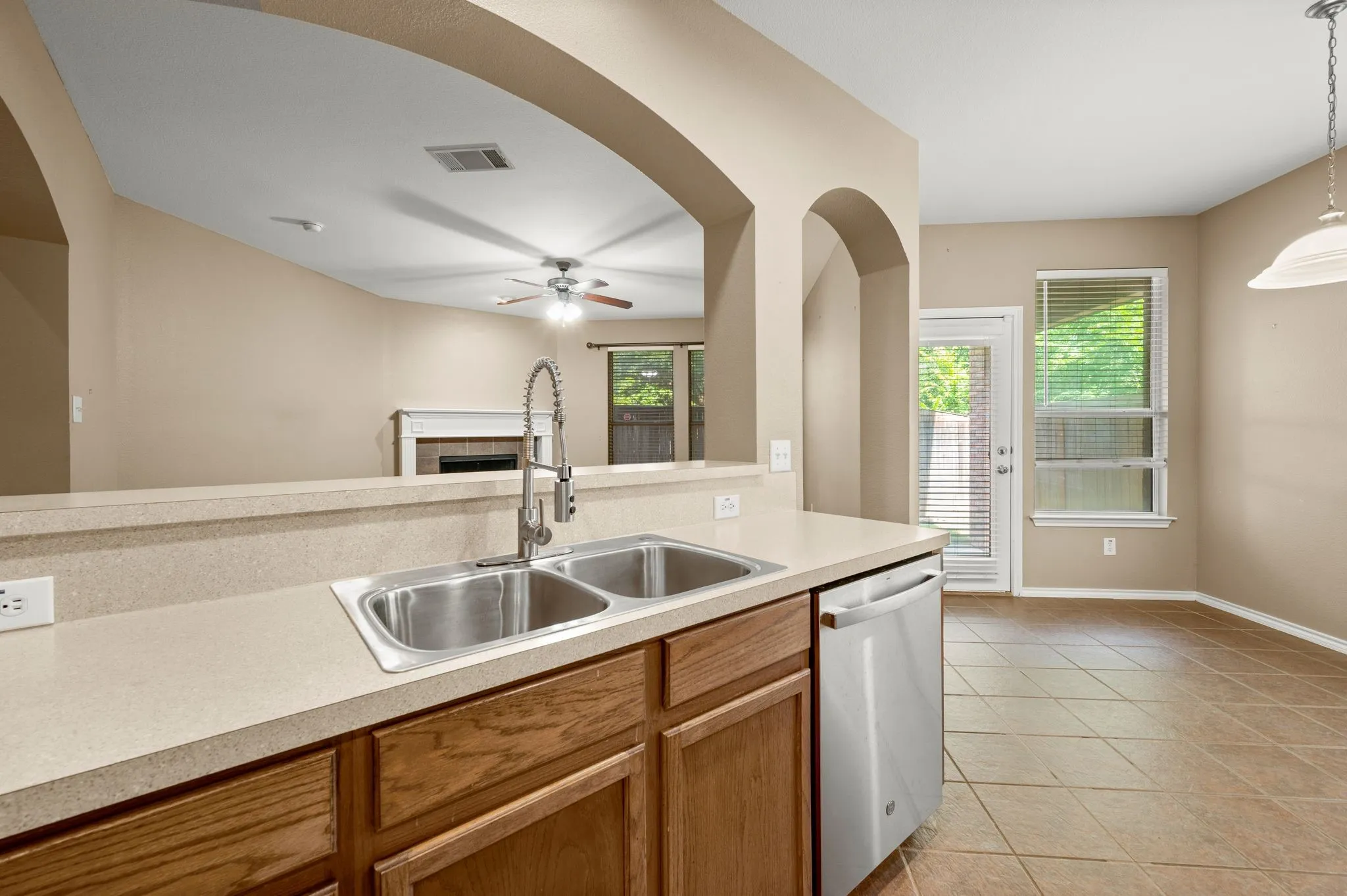 Single Family Residence For Sale in Tarrant County , 3309 Landhope Circle, Arlington, Texas 76016, 4 Bedroom, 3 Bathroom, 2 Garage spaces, 2,874 Sqft, built in 2005, mls#21253854, Real Estate Agent in Arlington, Homes For Sale in Tarrant county, Homes For Sale in Arlington, Realtor in Arlington Texas, Real Estate Brokerage Independent Realty Texas, Luminita Cordes Realtor