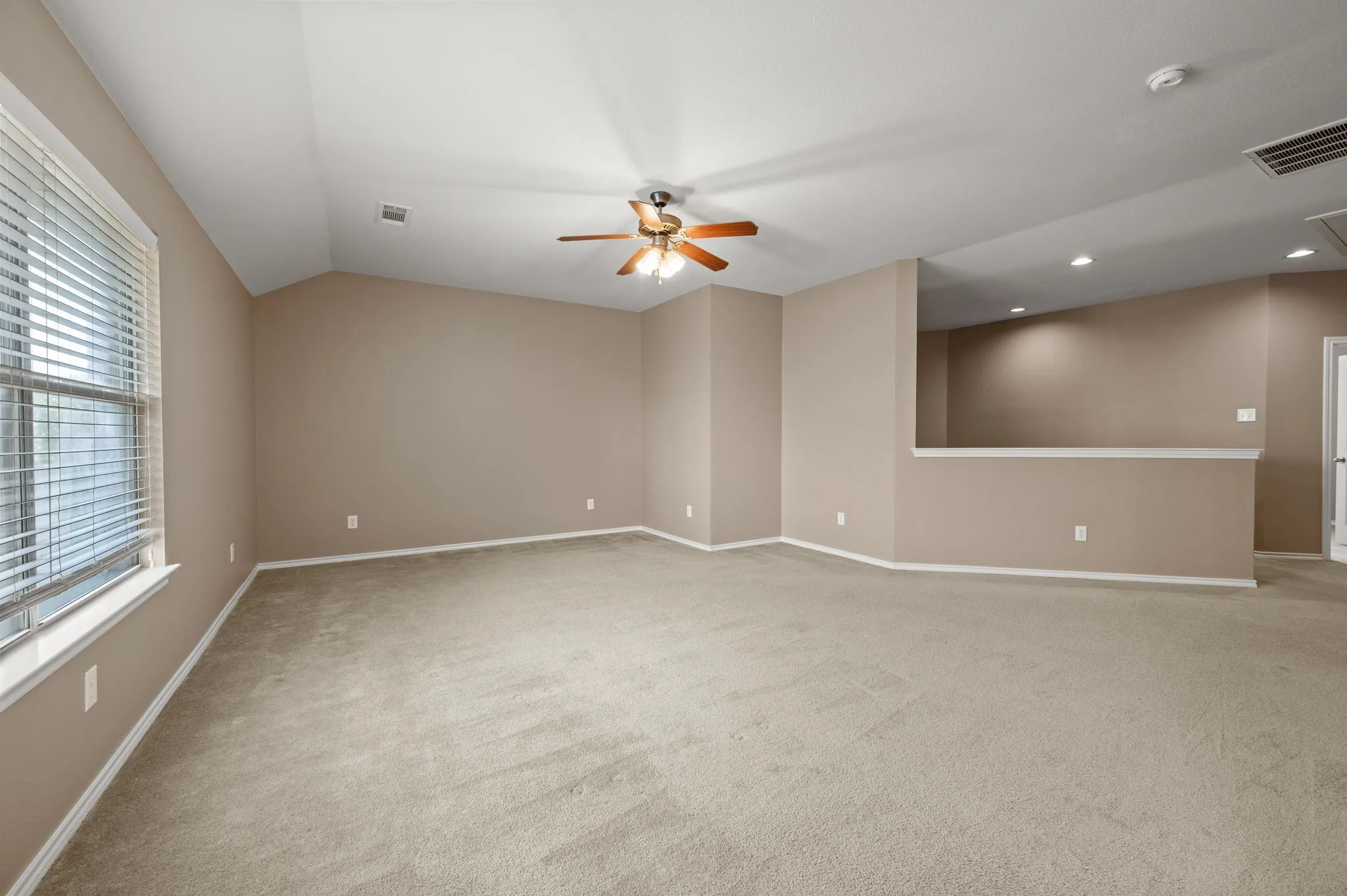 Single Family Residence For Sale in Tarrant County , 3309 Landhope Circle, Arlington, Texas 76016, 4 Bedroom, 3 Bathroom, 2 Garage spaces, 2,874 Sqft, built in 2005, mls#21253854, Real Estate Agent in Arlington, Homes For Sale in Tarrant county, Homes For Sale in Arlington, Realtor in Arlington Texas, Real Estate Brokerage Independent Realty Texas, Luminita Cordes Realtor