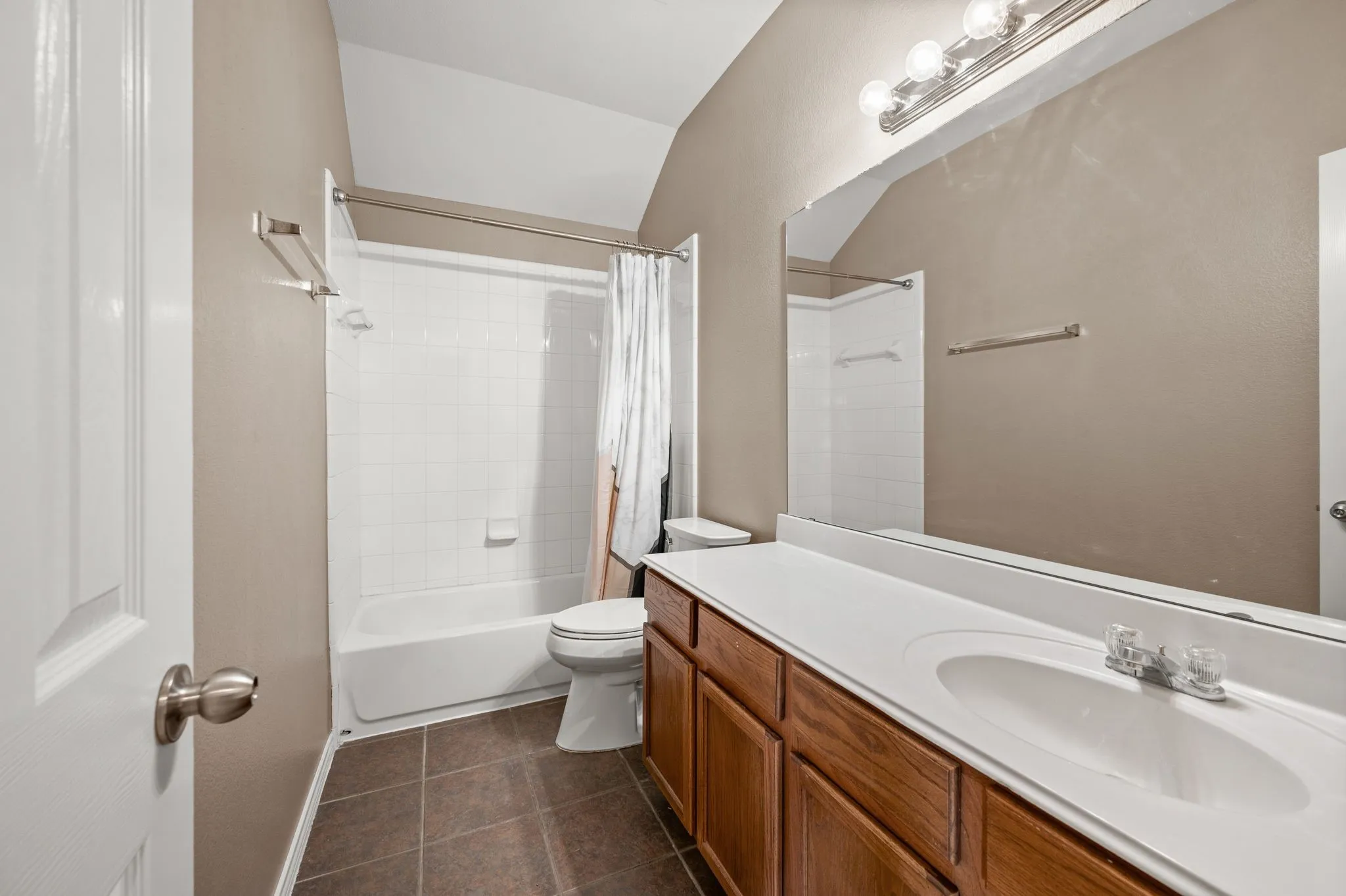 Single Family Residence For Sale in Tarrant County , 3309 Landhope Circle, Arlington, Texas 76016, 4 Bedroom, 3 Bathroom, 2 Garage spaces, 2,874 Sqft, built in 2005, mls#21253854, Real Estate Agent in Arlington, Homes For Sale in Tarrant county, Homes For Sale in Arlington, Realtor in Arlington Texas, Real Estate Brokerage Independent Realty Texas, Luminita Cordes Realtor