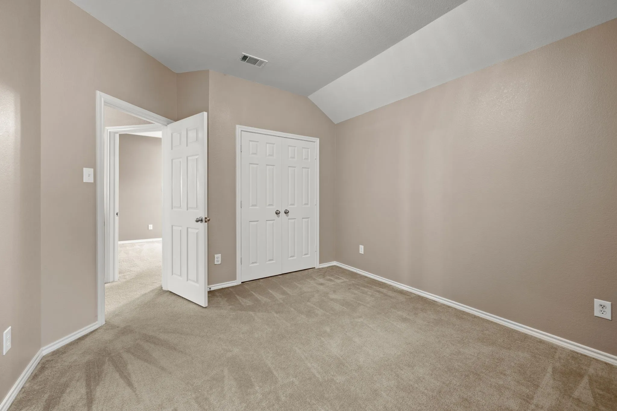 Single Family Residence For Sale in Tarrant County , 3309 Landhope Circle, Arlington, Texas 76016, 4 Bedroom, 3 Bathroom, 2 Garage spaces, 2,874 Sqft, built in 2005, mls#21253854, Real Estate Agent in Arlington, Homes For Sale in Tarrant county, Homes For Sale in Arlington, Realtor in Arlington Texas, Real Estate Brokerage Independent Realty Texas, Luminita Cordes Realtor