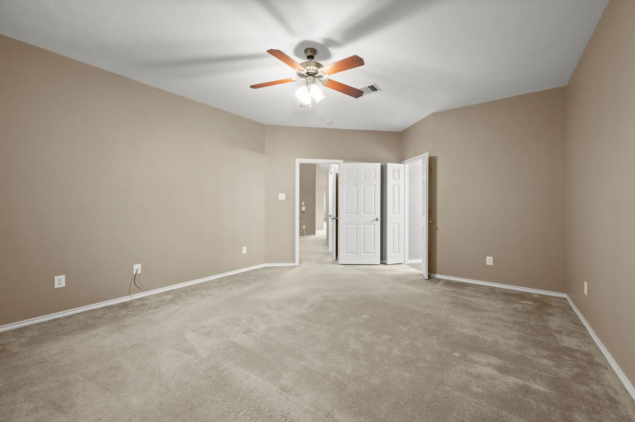 Single Family Residence For Sale in Tarrant County , 3309 Landhope Circle, Arlington, Texas 76016, 4 Bedroom, 3 Bathroom, 2 Garage spaces, 2,874 Sqft, built in 2005, mls#21253854, Real Estate Agent in Arlington, Homes For Sale in Tarrant county, Homes For Sale in Arlington, Realtor in Arlington Texas, Real Estate Brokerage Independent Realty Texas, Luminita Cordes Realtor