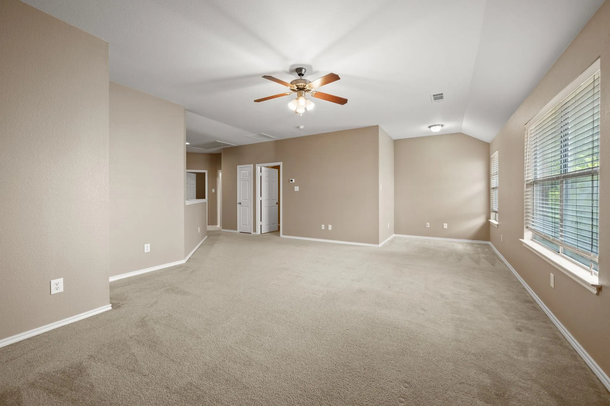 Single Family Residence For Sale in Tarrant County , 3309 Landhope Circle, Arlington, Texas 76016, 4 Bedroom, 3 Bathroom, 2 Garage spaces, 2,874 Sqft, built in 2005, mls#21253854, Real Estate Agent in Arlington, Homes For Sale in Tarrant county, Homes For Sale in Arlington, Realtor in Arlington Texas, Real Estate Brokerage Independent Realty Texas, Luminita Cordes Realtor