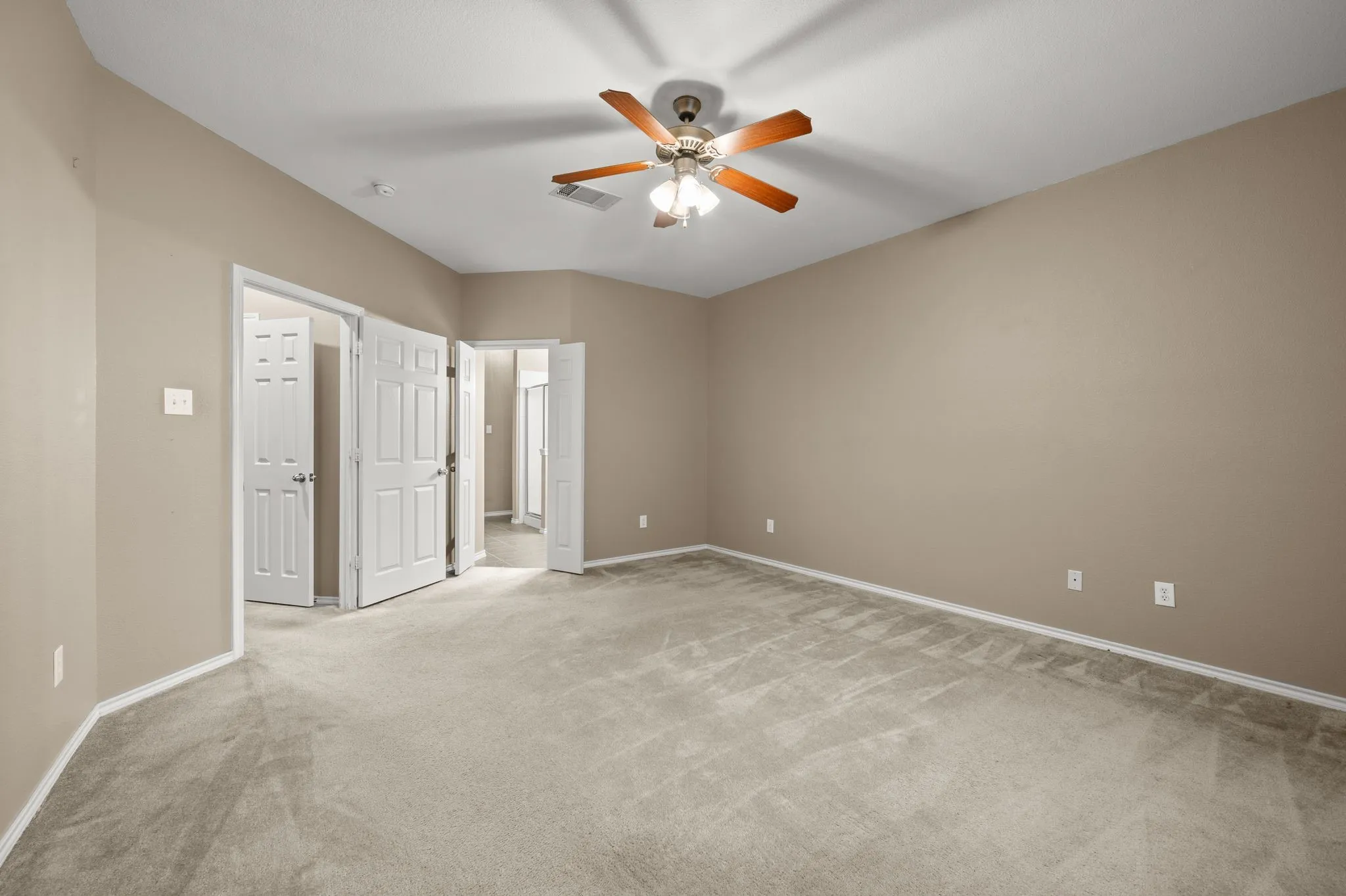 Single Family Residence For Sale in Tarrant County , 3309 Landhope Circle, Arlington, Texas 76016, 4 Bedroom, 3 Bathroom, 2 Garage spaces, 2,874 Sqft, built in 2005, mls#21253854, Real Estate Agent in Arlington, Homes For Sale in Tarrant county, Homes For Sale in Arlington, Realtor in Arlington Texas, Real Estate Brokerage Independent Realty Texas, Luminita Cordes Realtor