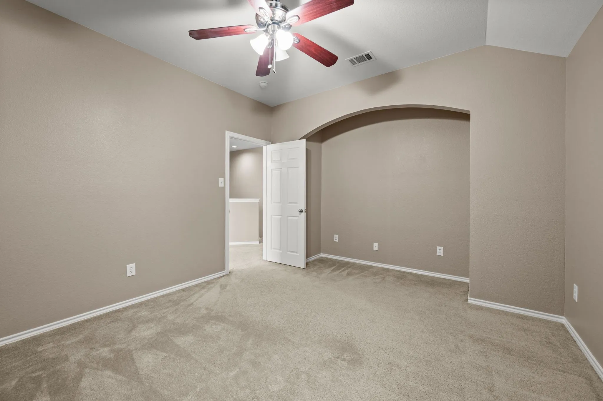 Single Family Residence For Sale in Tarrant County , 3309 Landhope Circle, Arlington, Texas 76016, 4 Bedroom, 3 Bathroom, 2 Garage spaces, 2,874 Sqft, built in 2005, mls#21253854, Real Estate Agent in Arlington, Homes For Sale in Tarrant county, Homes For Sale in Arlington, Realtor in Arlington Texas, Real Estate Brokerage Independent Realty Texas, Luminita Cordes Realtor