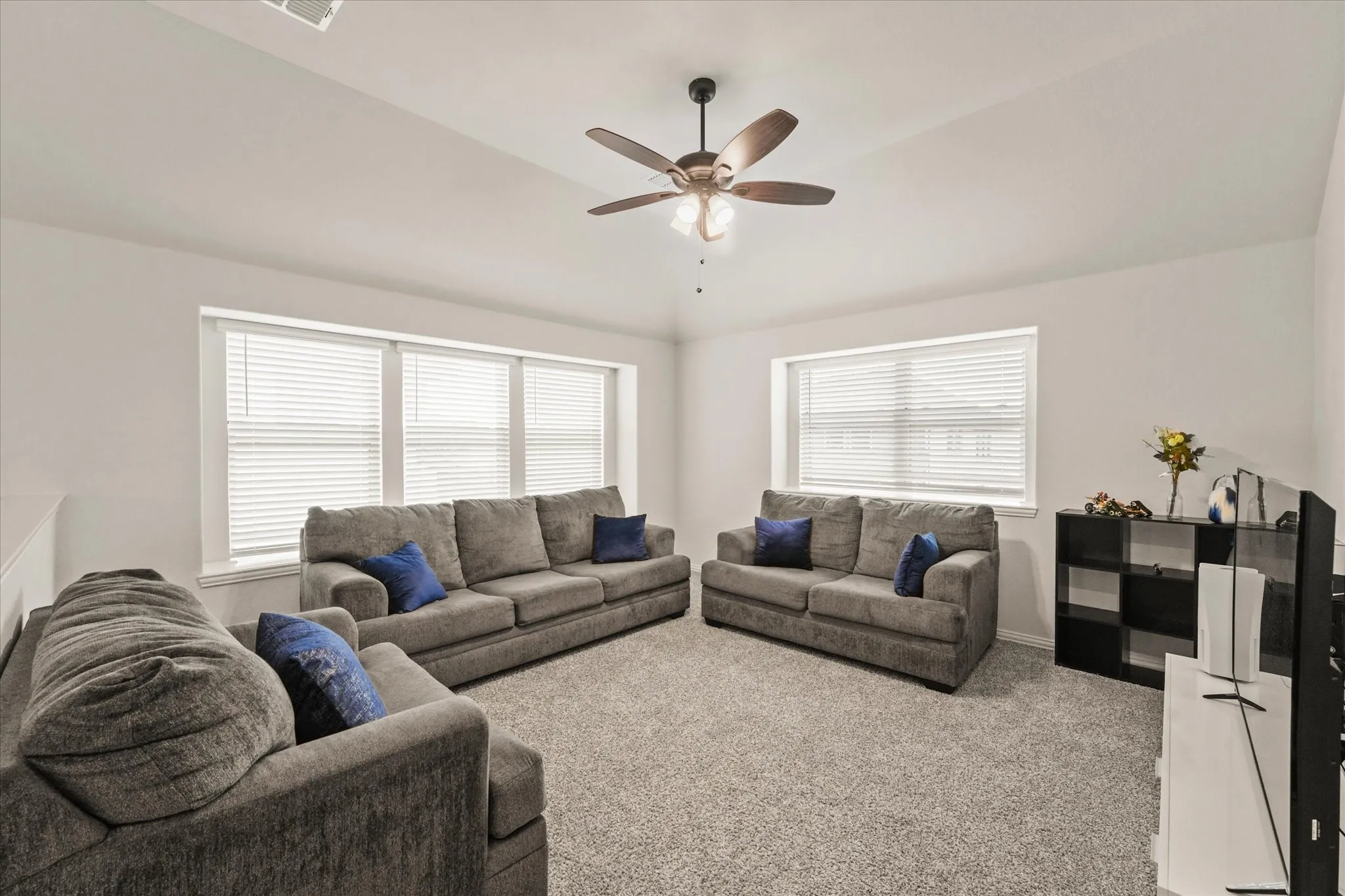 Single Family Residence For Sale in Denton County , 512 Navo Road, Little Elm, Texas 75068, 4 Bedroom, 3 Bathroom, 2 Garage spaces, 2,756 Sqft, built in 2022, mls#21254022, Real Estate Agent in Little Elm, Homes For Sale in Denton county, Homes For Sale in Little Elm, Realtor in Little Elm Texas, Real Estate Brokerage Independent Realty Texas, Luminita Cordes Realtor