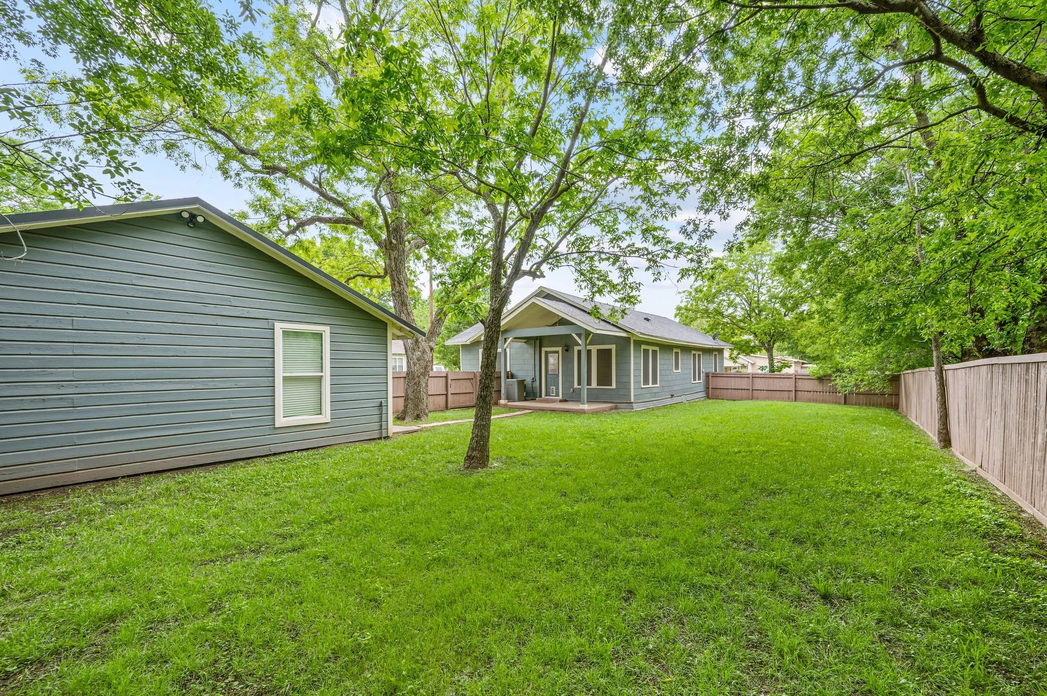 Single Family Residence For Sale in Cooke County , 800 N Clements Street, Gainesville, Texas 76240, 3 Bedroom, 2 Bathroom, 2 Garage spaces, 1,322 Sqft, built in 1940, Preowned, mls#21254073, Real Estate Agent in Gainesville, Homes For Sale in Cooke county, Homes For Sale in Gainesville, Realtor in Gainesville Texas, Real Estate Brokerage Independent Realty Texas, Luminita Cordes Realtor