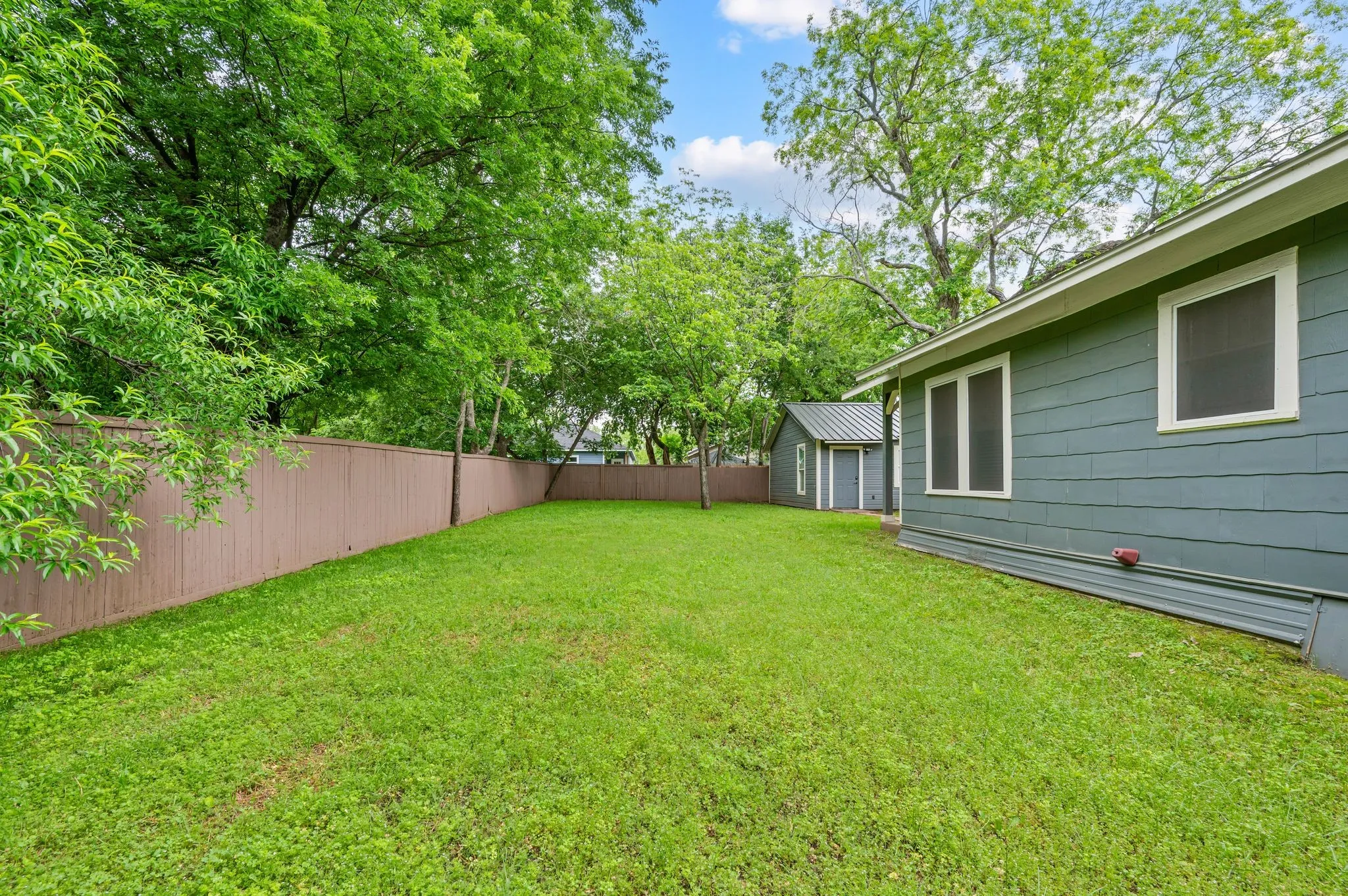 Single Family Residence For Sale in Cooke County , 800 N Clements Street, Gainesville, Texas 76240, 3 Bedroom, 2 Bathroom, 2 Garage spaces, 1,322 Sqft, built in 1940, Preowned, mls#21254073, Real Estate Agent in Gainesville, Homes For Sale in Cooke county, Homes For Sale in Gainesville, Realtor in Gainesville Texas, Real Estate Brokerage Independent Realty Texas, Luminita Cordes Realtor