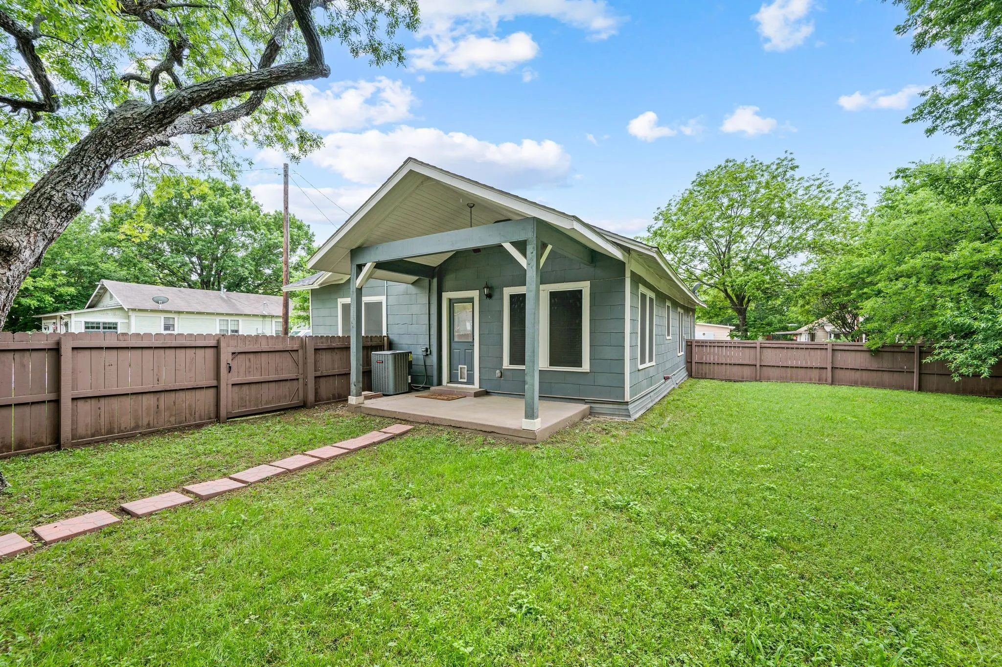 Single Family Residence For Sale in Cooke County , 800 N Clements Street, Gainesville, Texas 76240, 3 Bedroom, 2 Bathroom, 2 Garage spaces, 1,322 Sqft, built in 1940, Preowned, mls#21254073, Real Estate Agent in Gainesville, Homes For Sale in Cooke county, Homes For Sale in Gainesville, Realtor in Gainesville Texas, Real Estate Brokerage Independent Realty Texas, Luminita Cordes Realtor